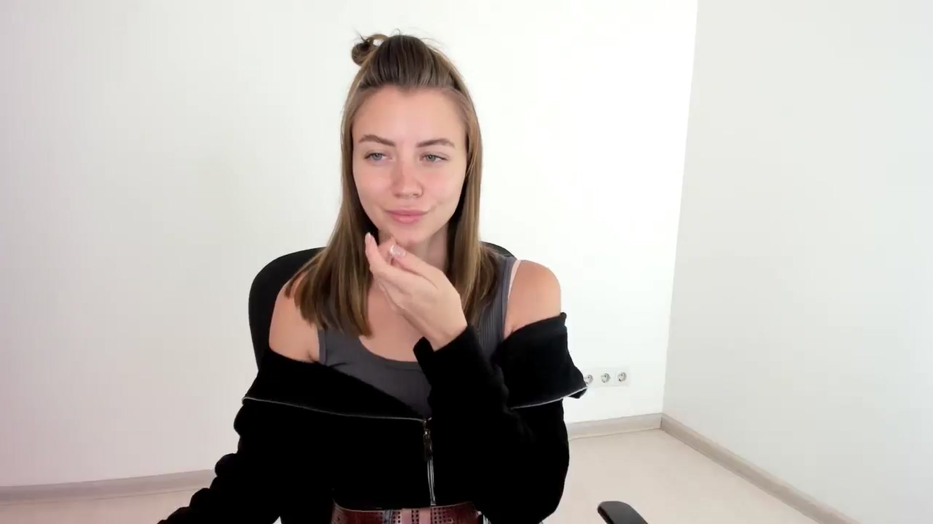 Gallery image thumbnail from Sulfate0's myfreecams stream on, 10/06/2024, 10:01 image 7 of 20