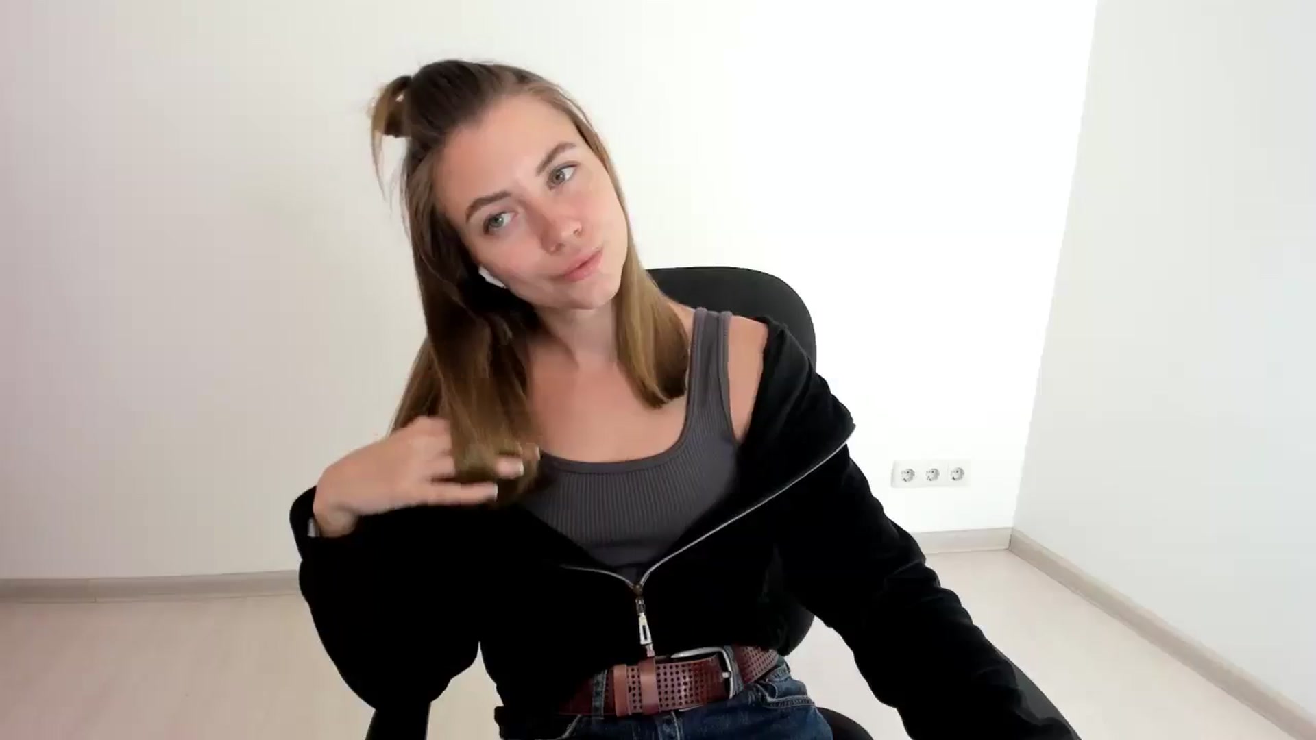 Gallery image thumbnail from Sulfate0's myfreecams stream on, 10/06/2024, 11:05 image 4 of 20