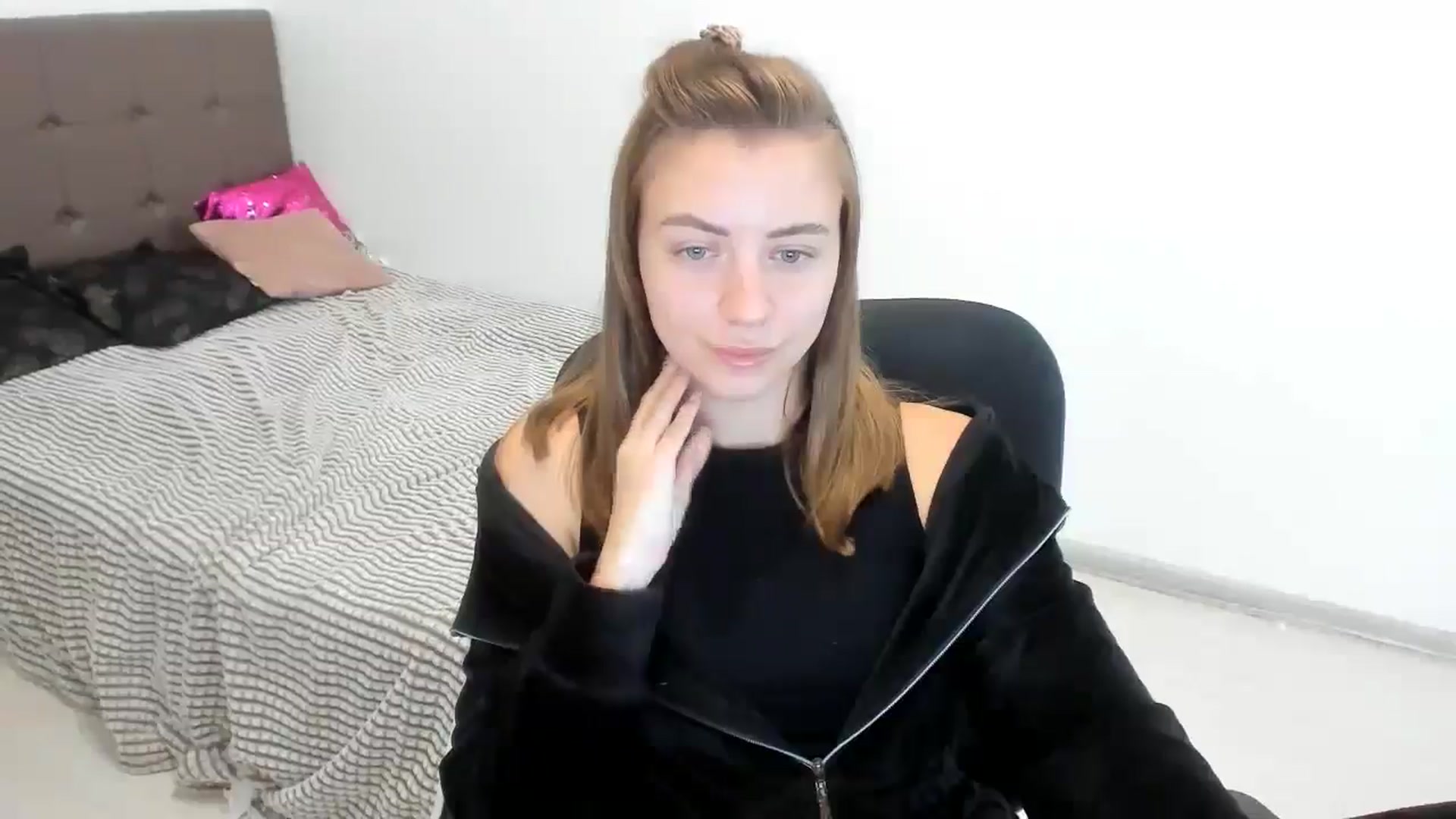 Gallery image thumbnail from Sulfate0's myfreecams stream on, 10/11/2024, 06:33 image 15 of 20