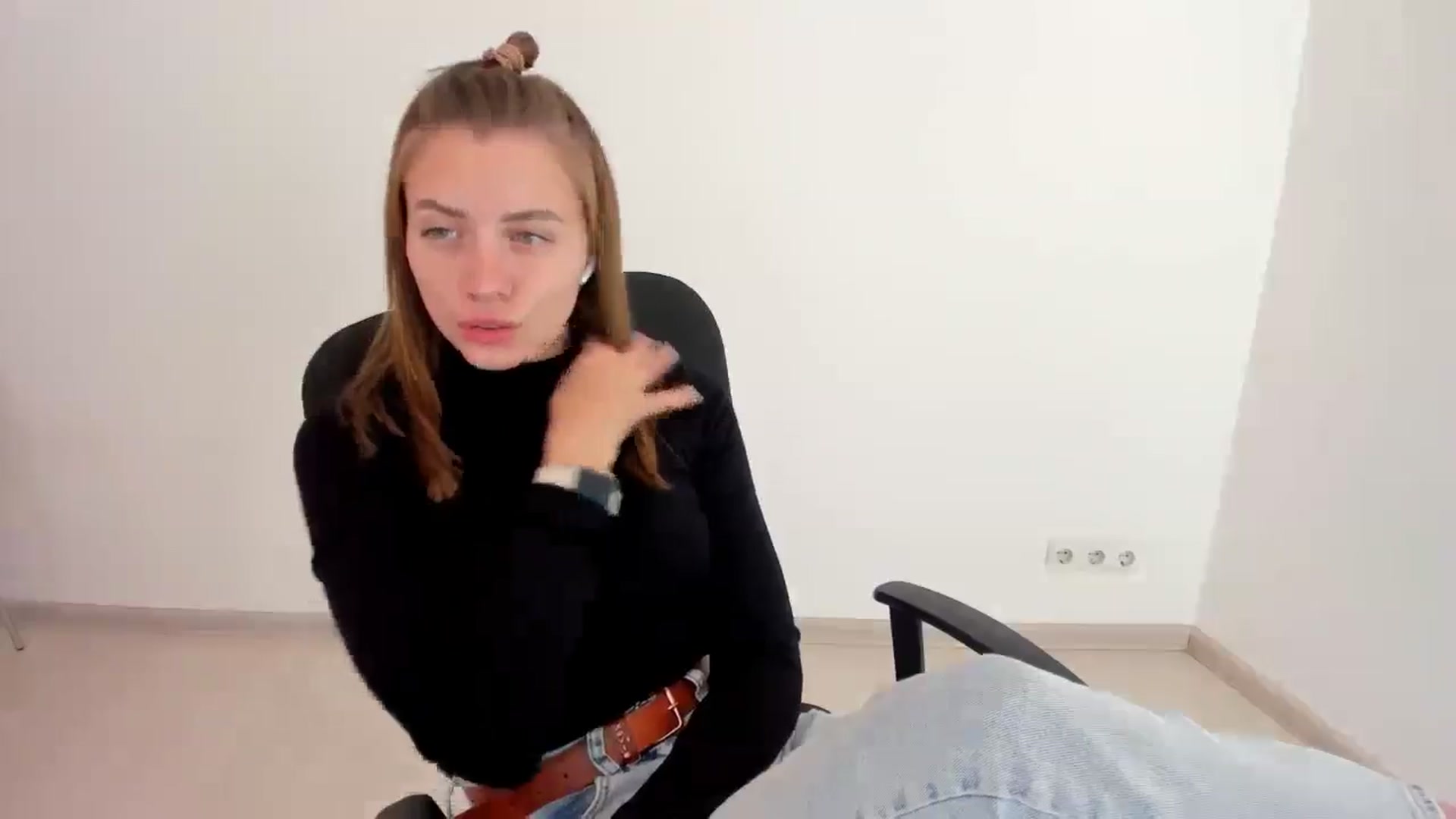Gallery image thumbnail from Sulfate0's myfreecams stream on, 10/14/2024, 11:09 image 7 of 20