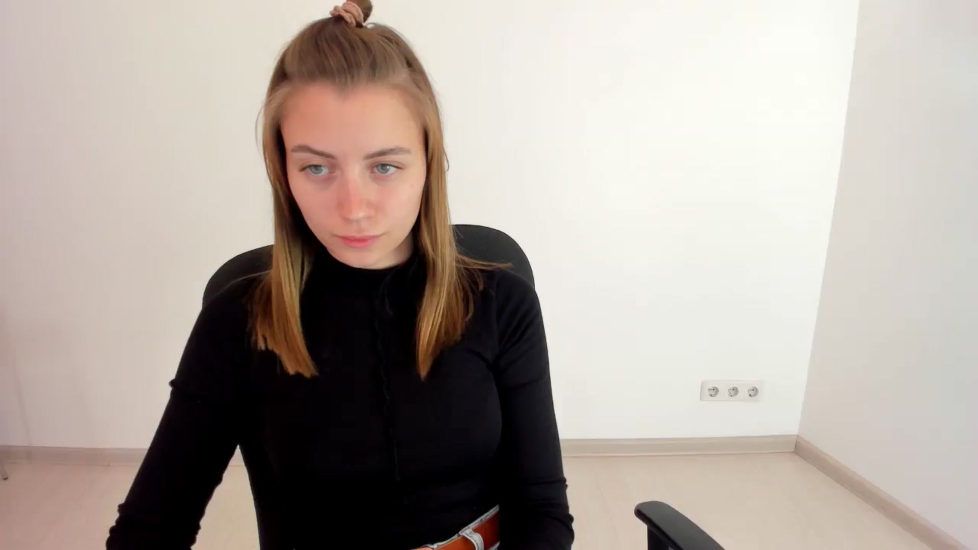 Gallery image thumbnail from Sulfate0's myfreecams stream on, 10/14/2024, 12:05 image 6 of 20