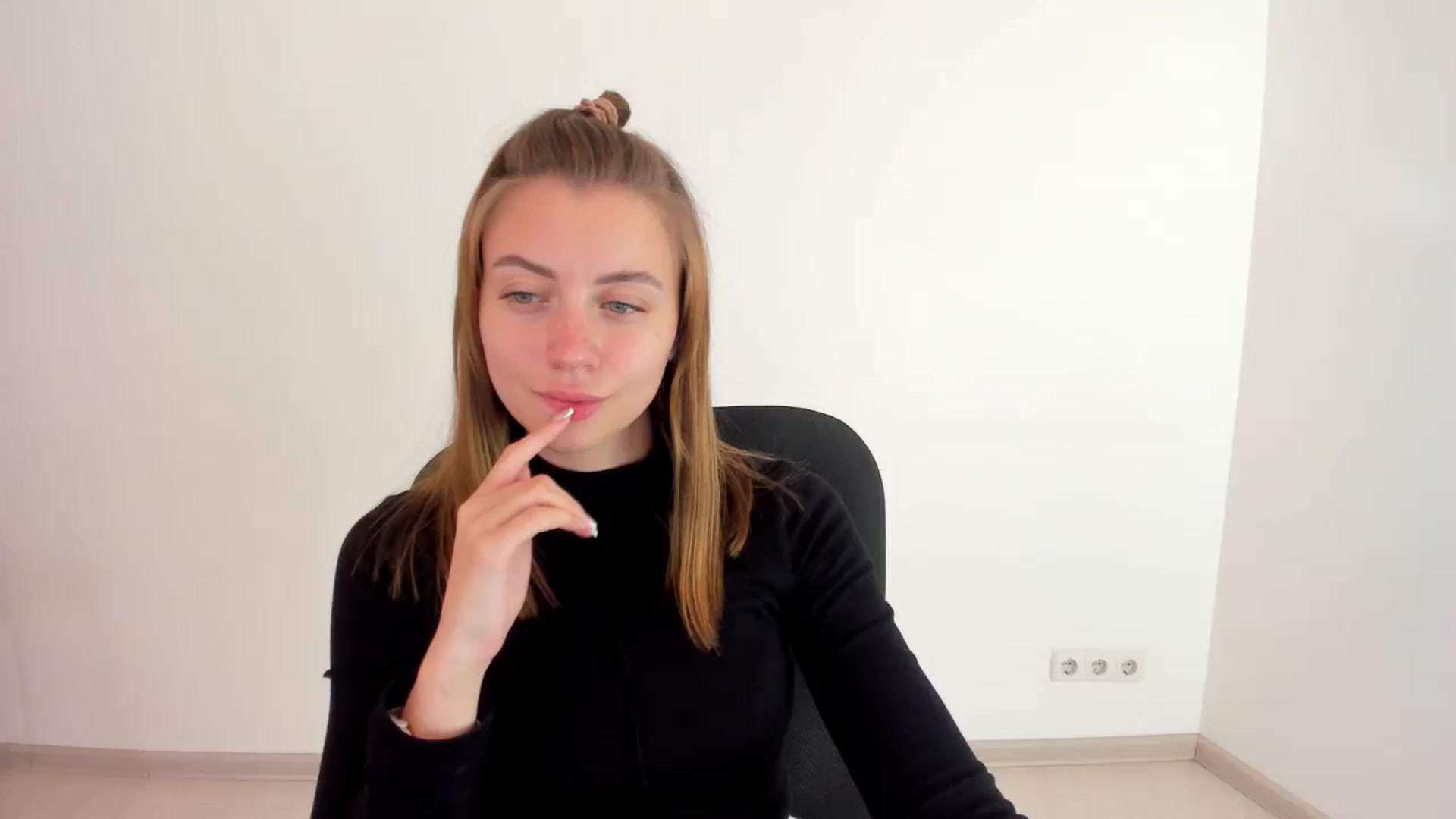Gallery image thumbnail from Sulfate0's myfreecams stream on, 10/14/2024, 12:05 image 1 of 20