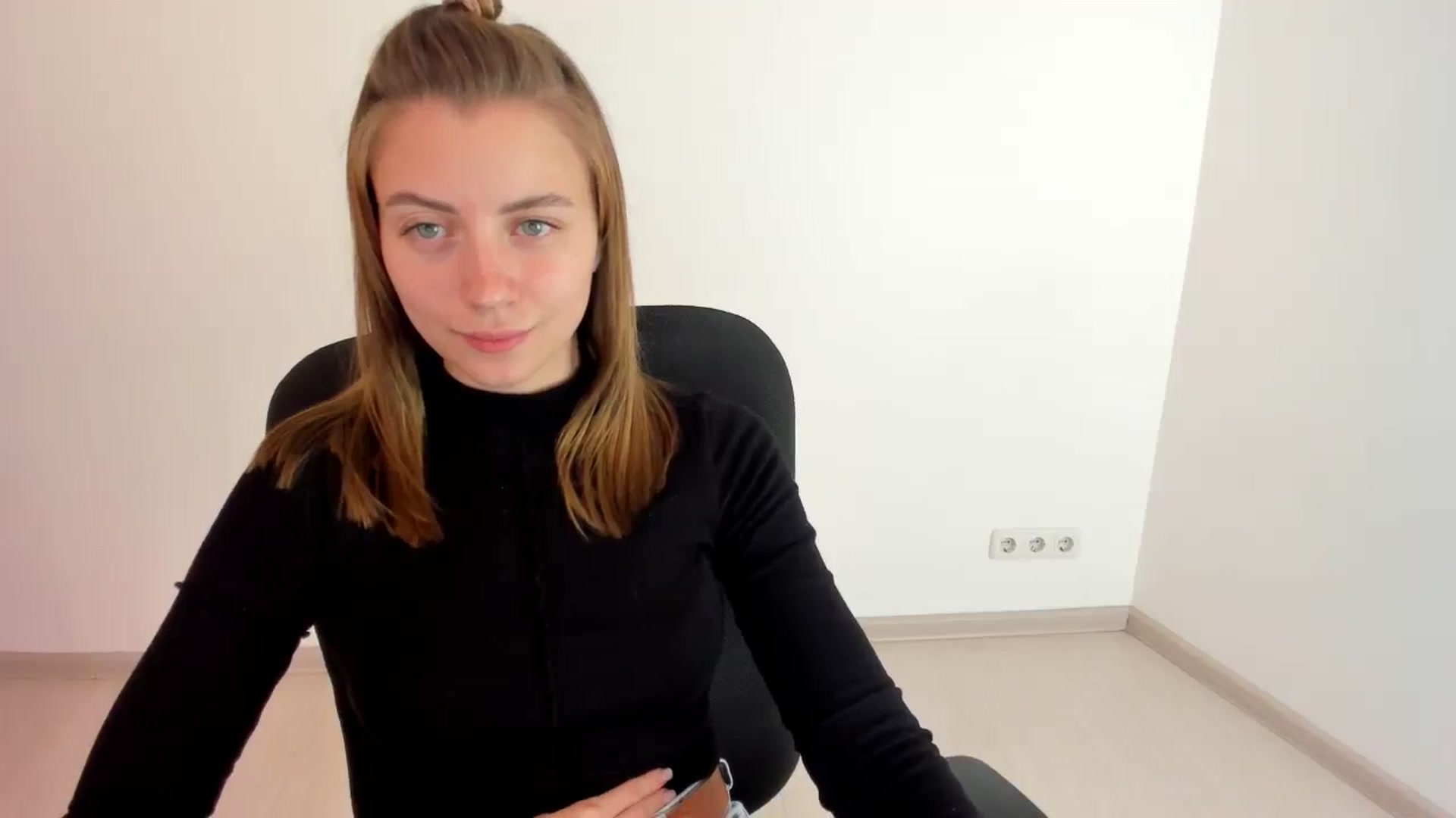 Gallery image thumbnail from Sulfate0's myfreecams stream on, 10/14/2024, 13:09 image 19 of 20