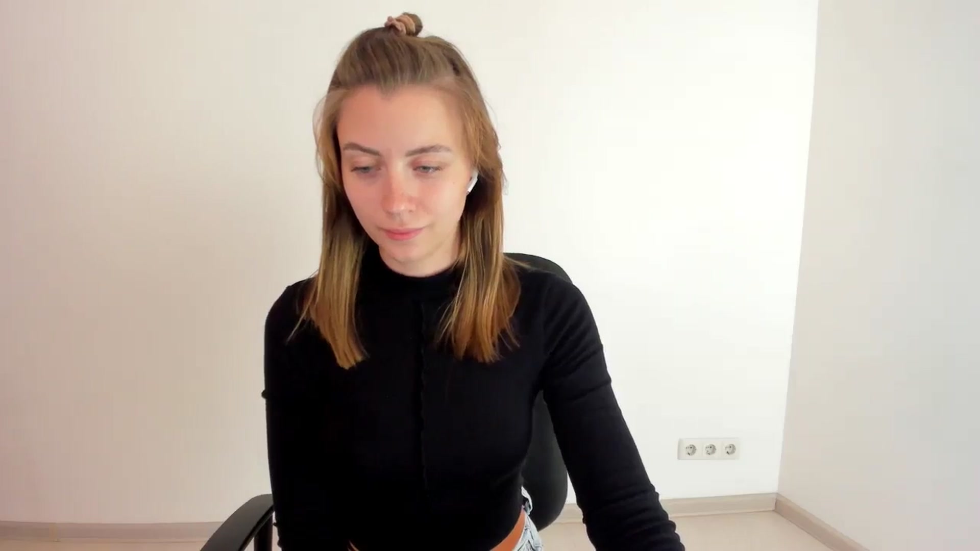 Gallery image thumbnail from Sulfate0's myfreecams stream on, 10/14/2024, 13:09 image 8 of 20