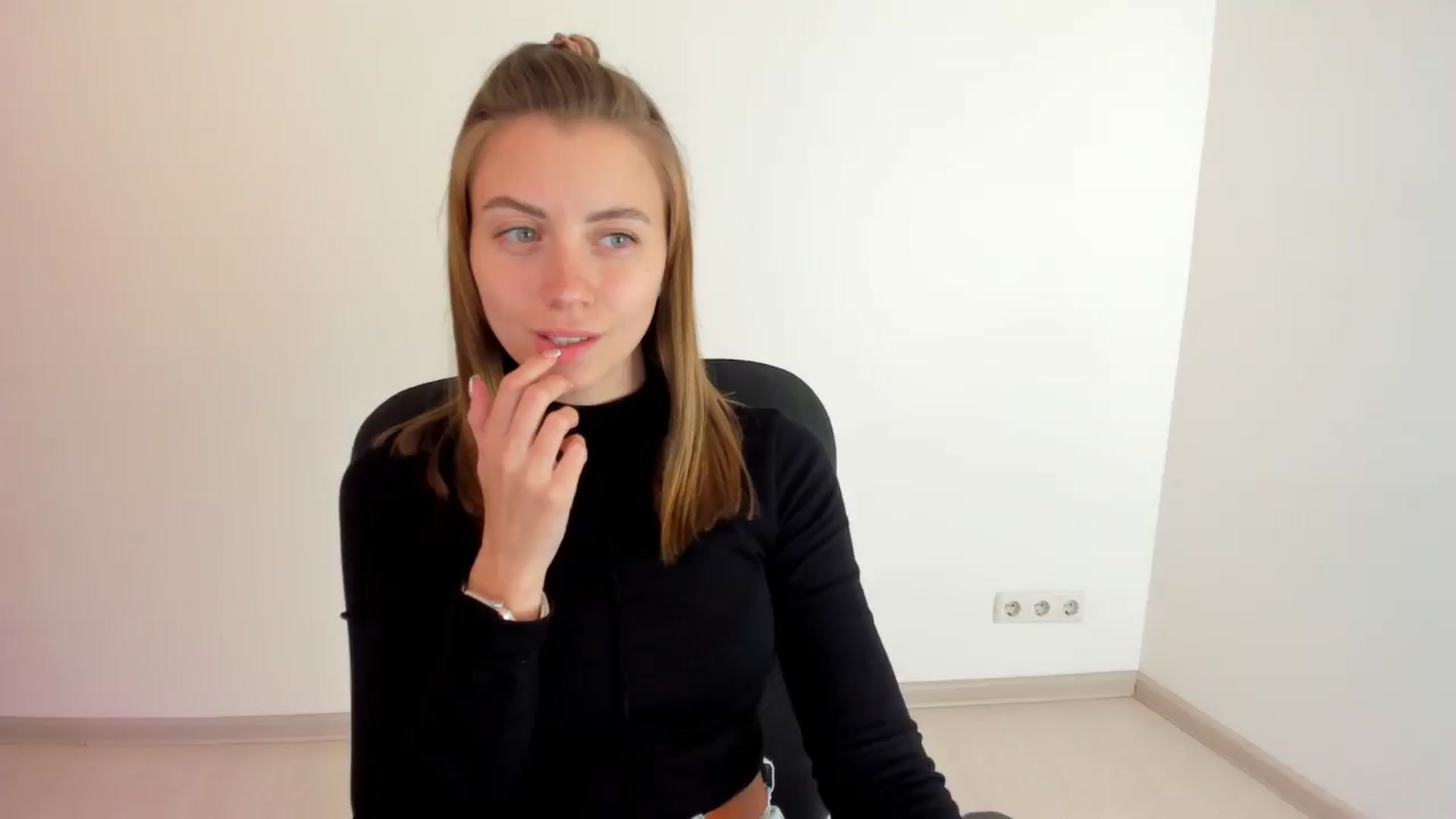 Gallery image thumbnail from Sulfate0's myfreecams stream on, 10/14/2024, 13:09 image 2 of 20