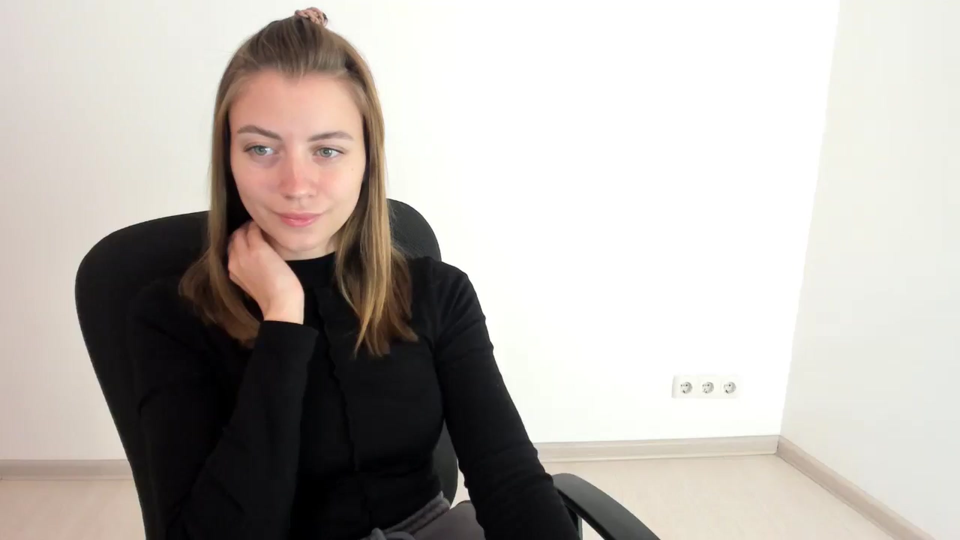 Gallery image thumbnail from Sulfate0's myfreecams stream on, 10/15/2024, 07:43 image 15 of 20