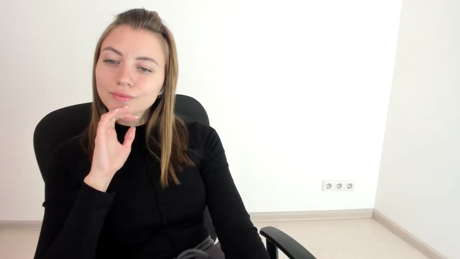 Gallery image thumbnail from Sulfate0's myfreecams stream on, 10/15/2024, 07:43 image 17 of 20