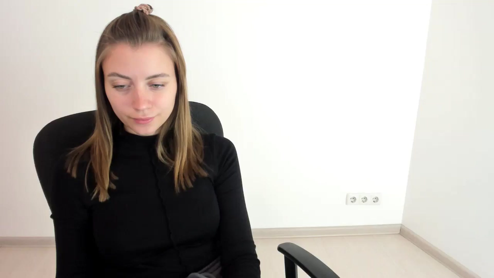 Gallery image thumbnail from Sulfate0's myfreecams stream on, 10/15/2024, 07:43 image 19 of 20