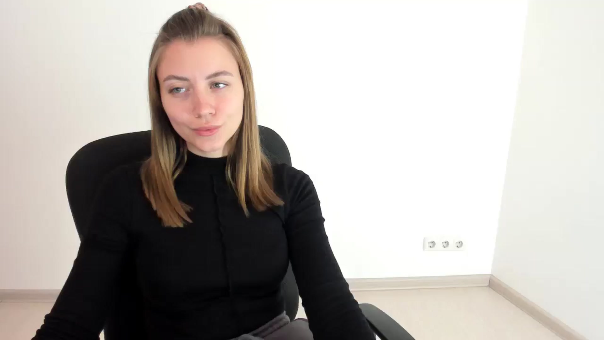 Gallery image thumbnail from Sulfate0's myfreecams stream on, 10/15/2024, 07:43 image 12 of 20