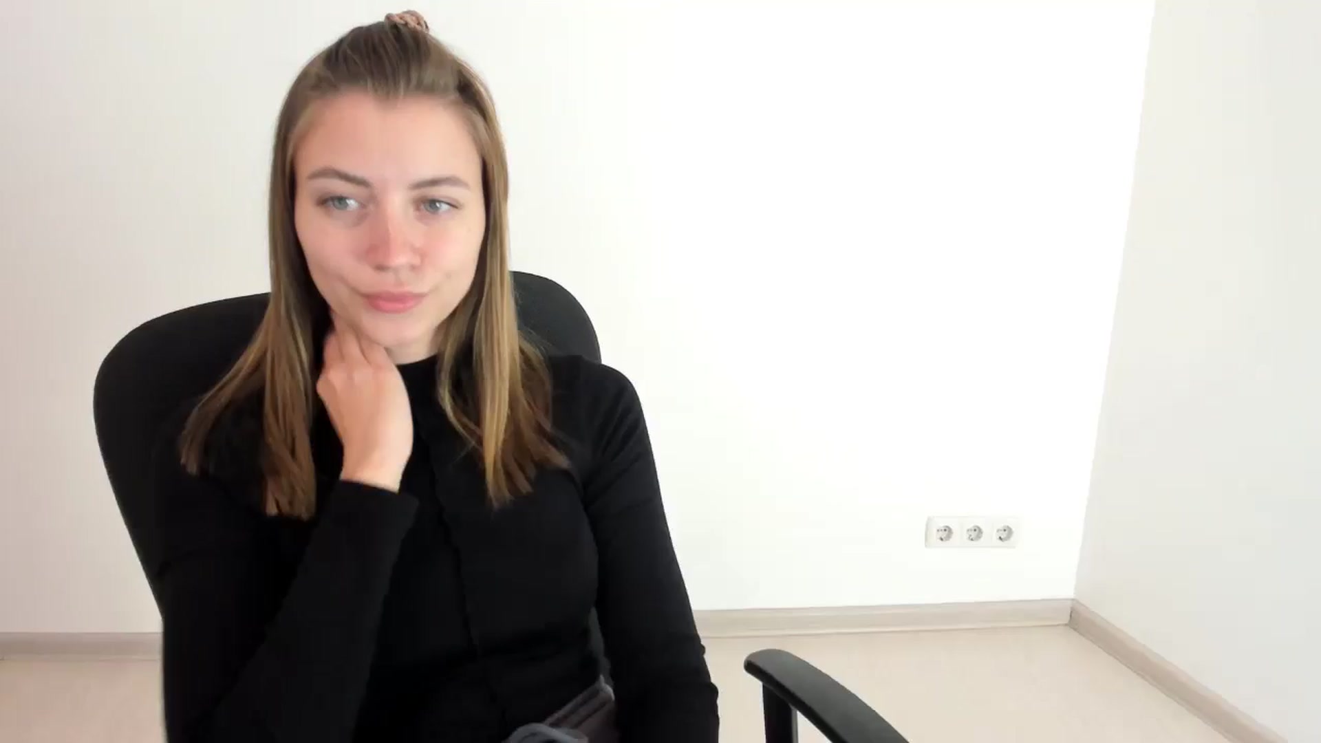 Gallery image thumbnail from Sulfate0's myfreecams stream on, 10/15/2024, 07:43 image 18 of 20