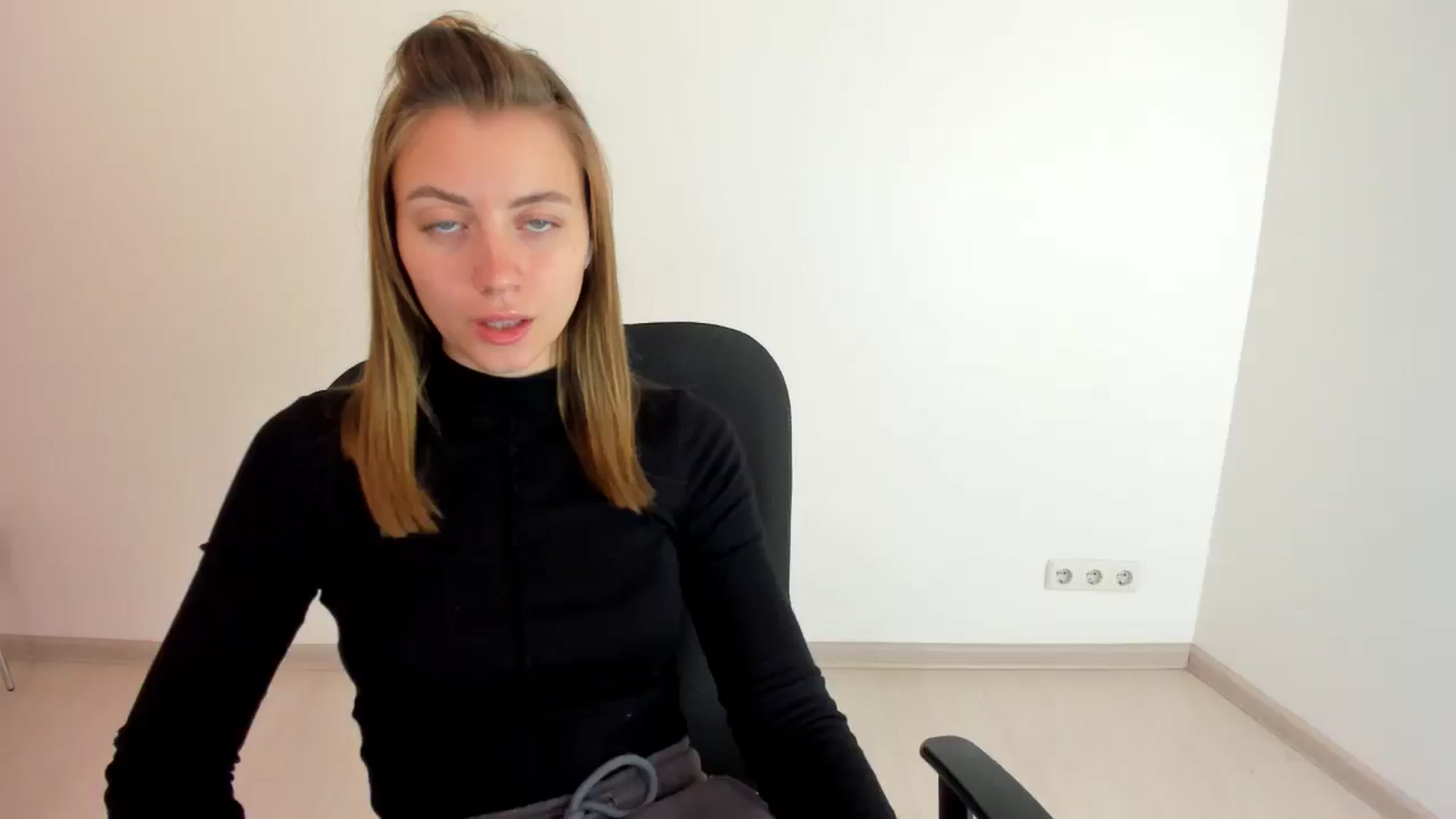 Gallery image thumbnail from Sulfate0's myfreecams stream on, 10/15/2024, 08:45 image 19 of 20