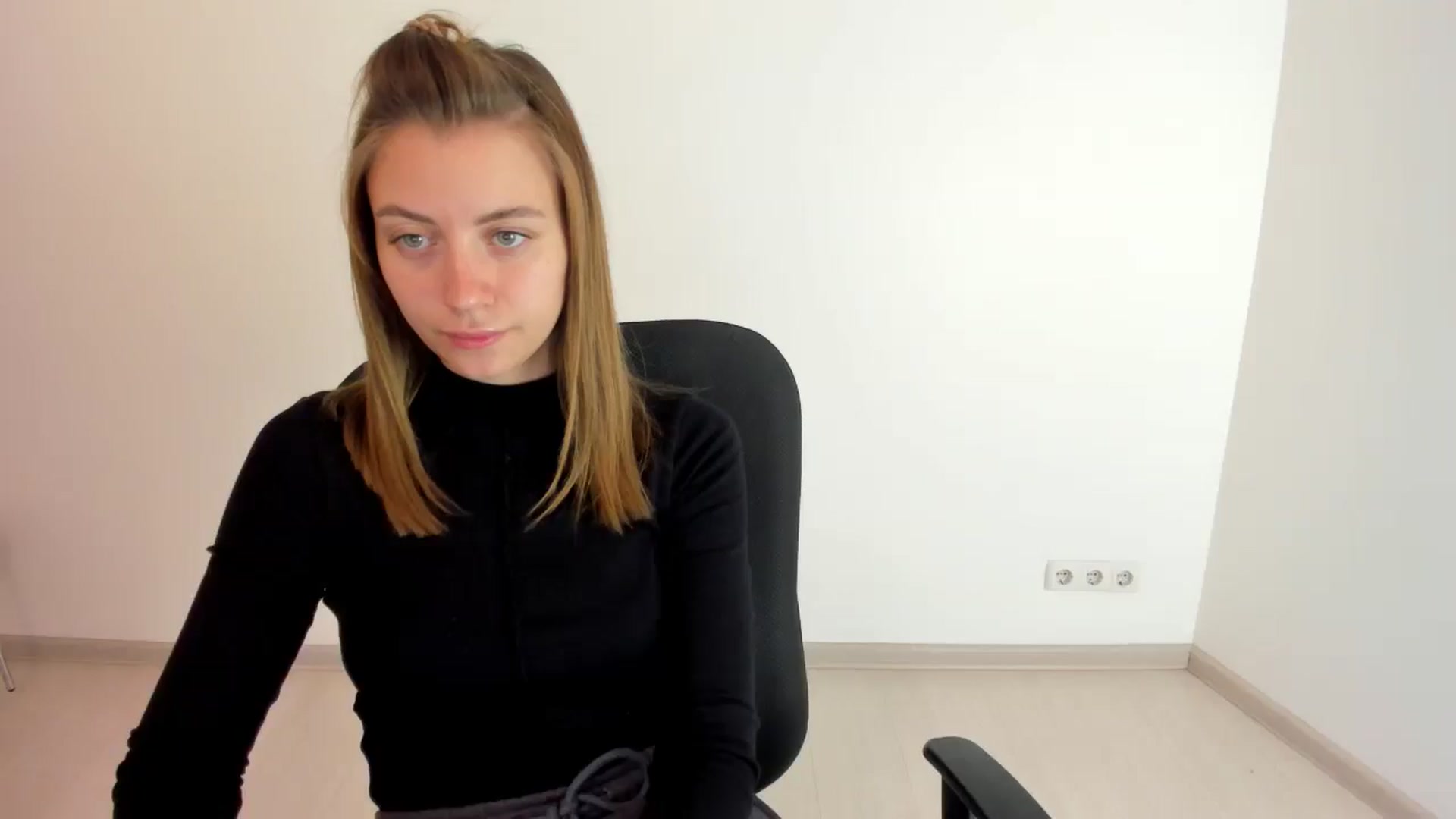 Gallery image thumbnail from Sulfate0's myfreecams stream on, 10/15/2024, 08:45 image 17 of 20