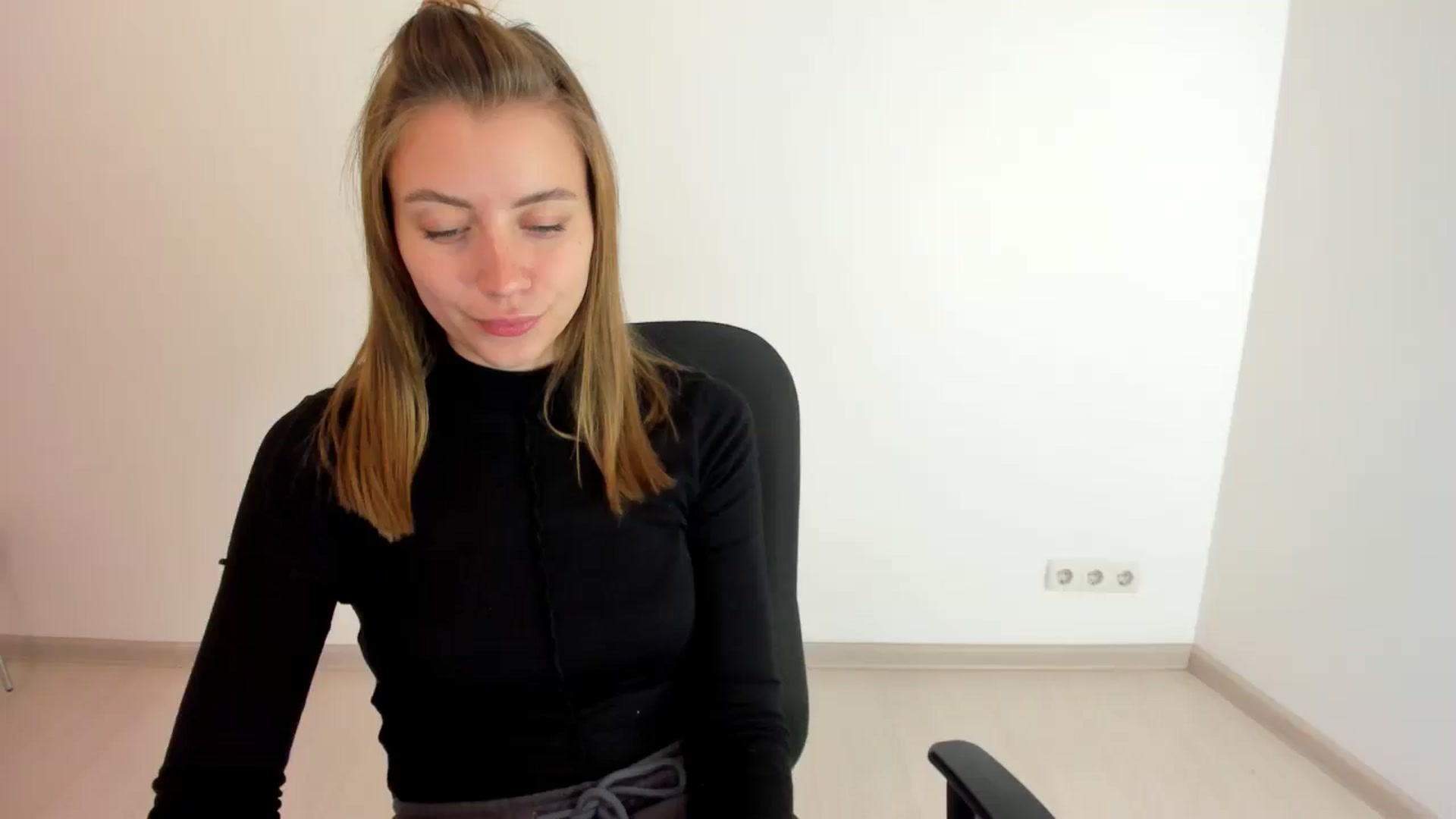 Gallery image thumbnail from Sulfate0's myfreecams stream on, 10/15/2024, 08:45 image 7 of 20