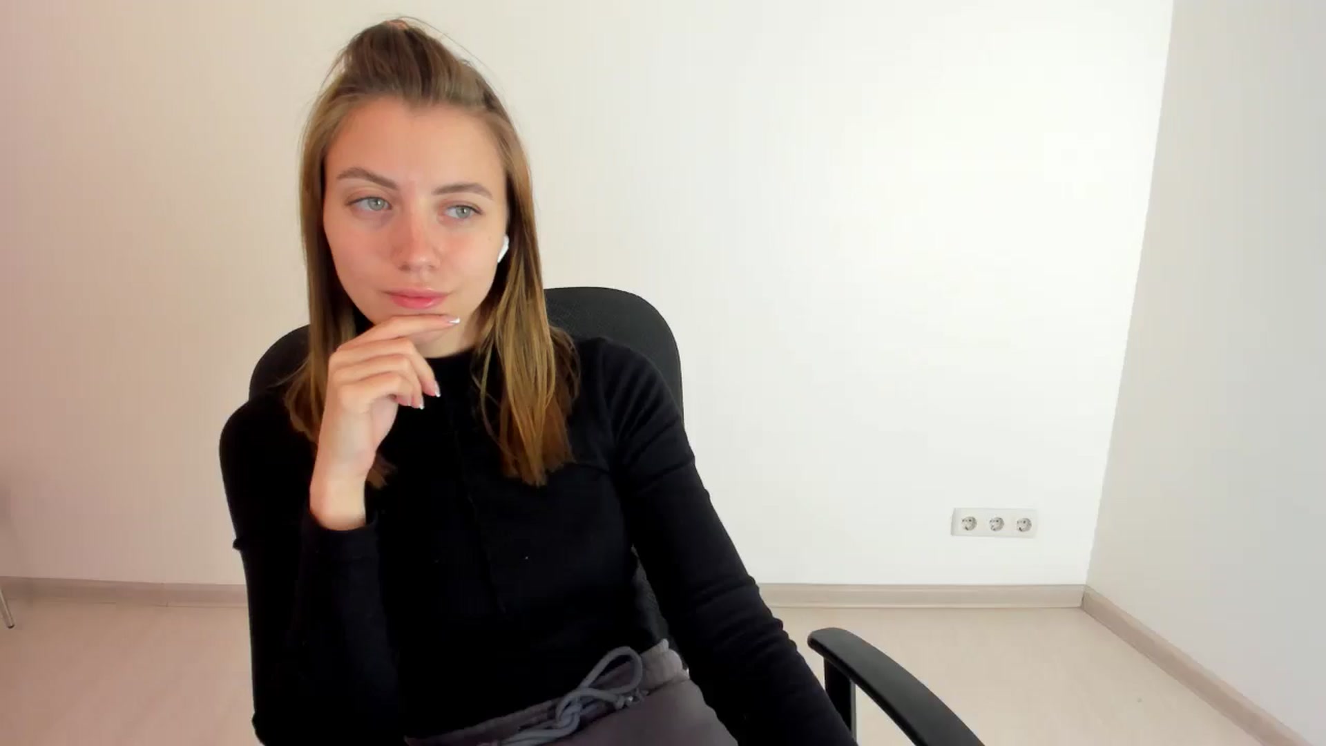 Gallery image thumbnail from Sulfate0's myfreecams stream on, 10/15/2024, 08:45 image 1 of 20