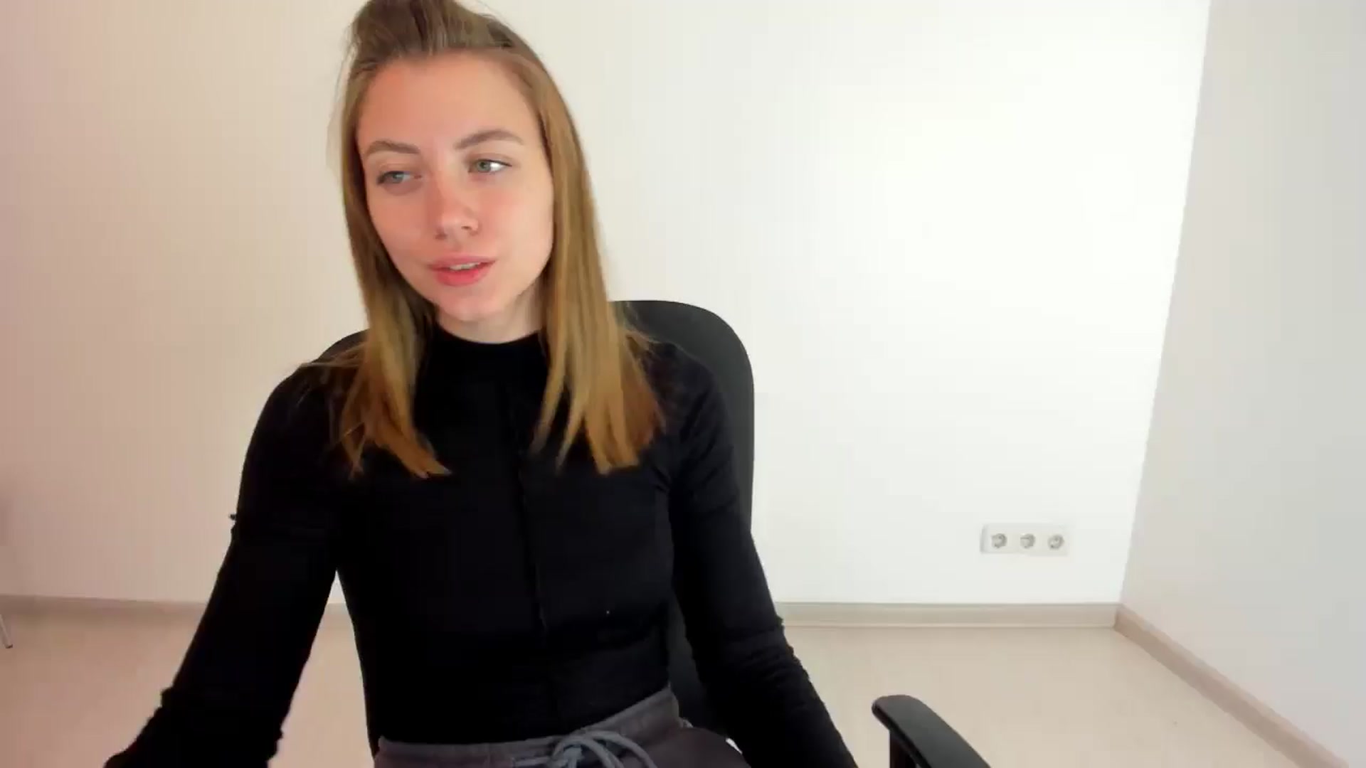 Gallery image thumbnail from Sulfate0's myfreecams stream on, 10/15/2024, 08:45 image 6 of 20