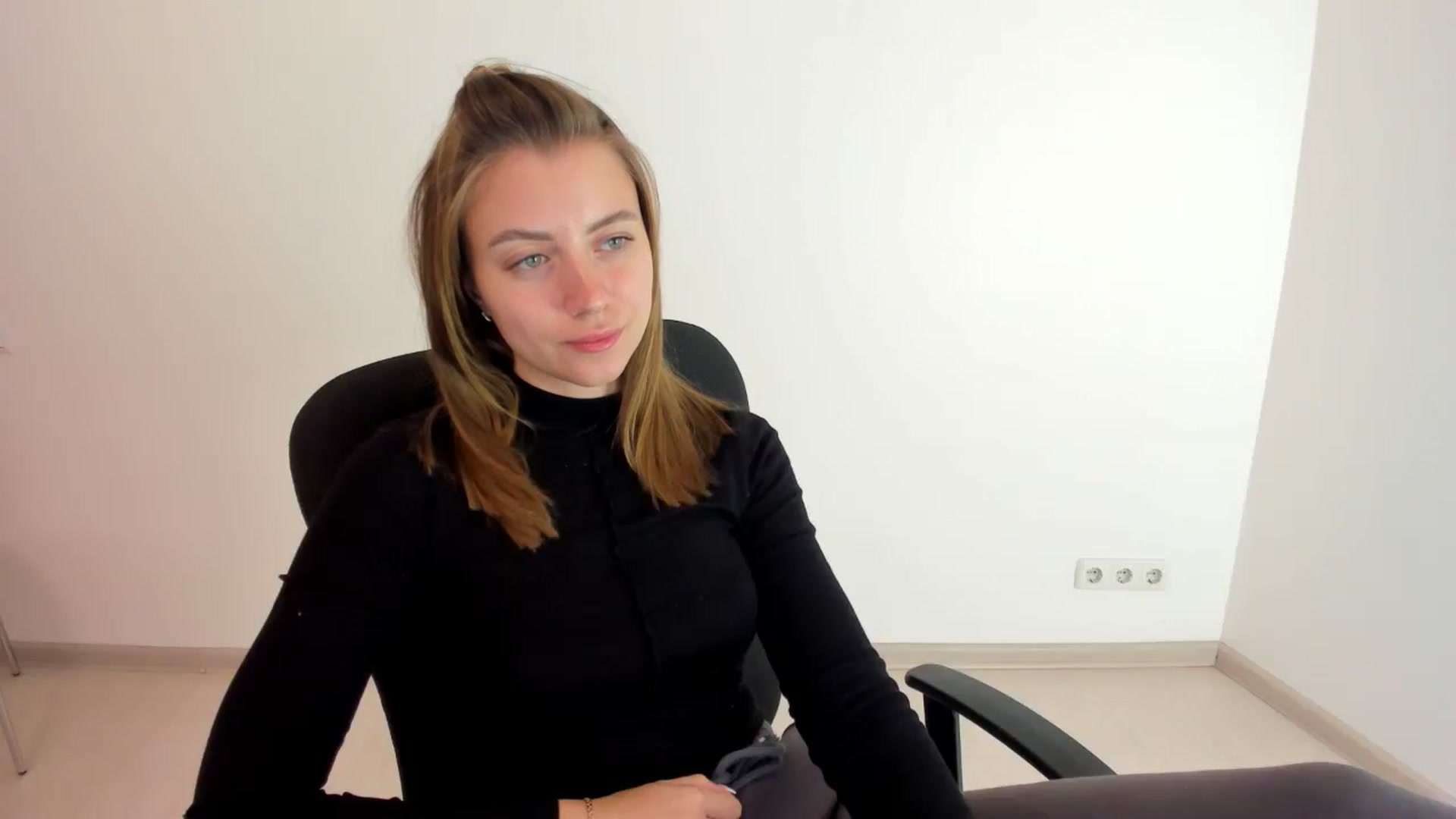 Gallery image thumbnail from Sulfate0's myfreecams stream on, 10/15/2024, 09:07 image 12 of 20