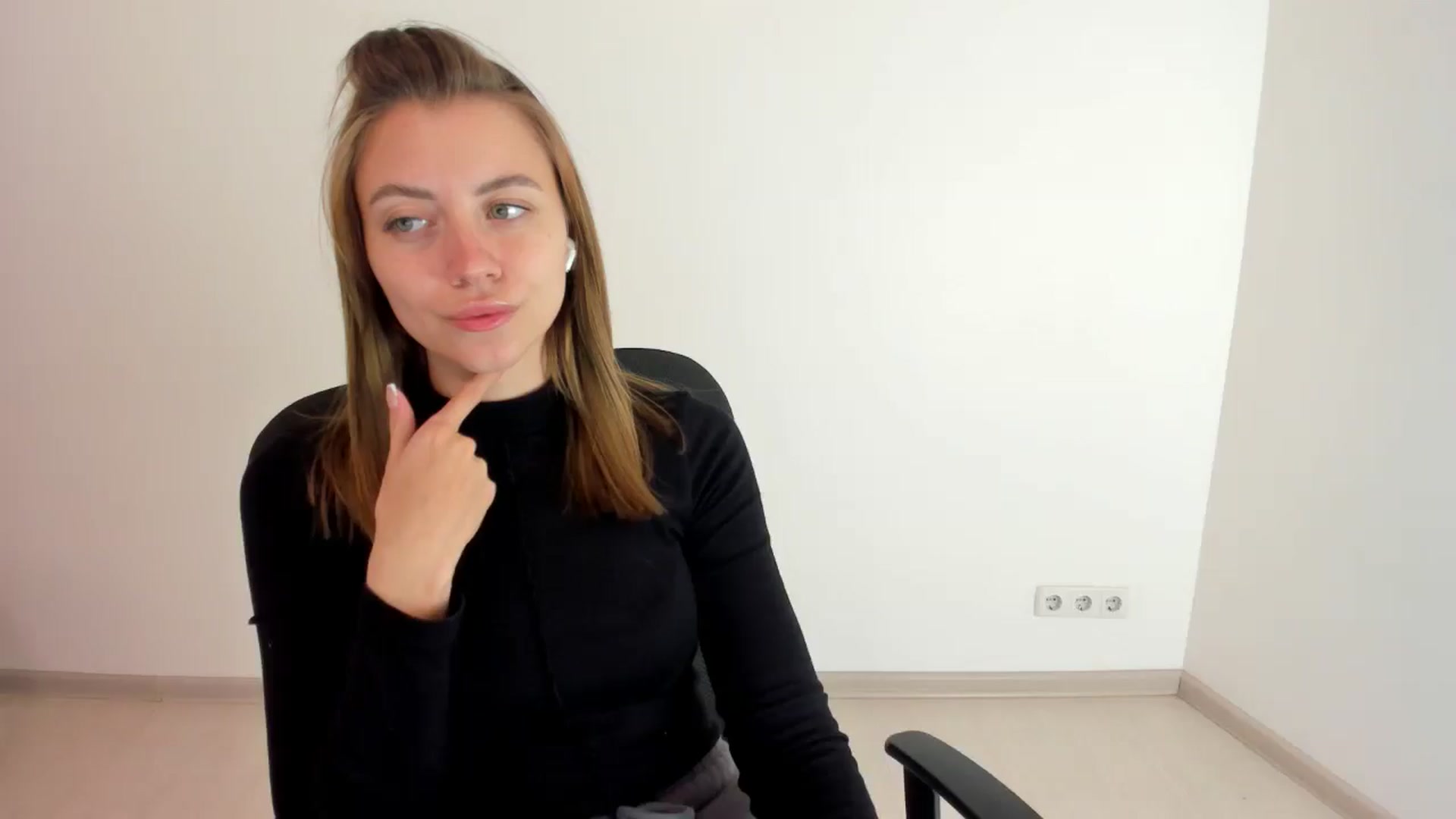 Gallery image thumbnail from Sulfate0's myfreecams stream on, 10/15/2024, 09:07 image 3 of 20
