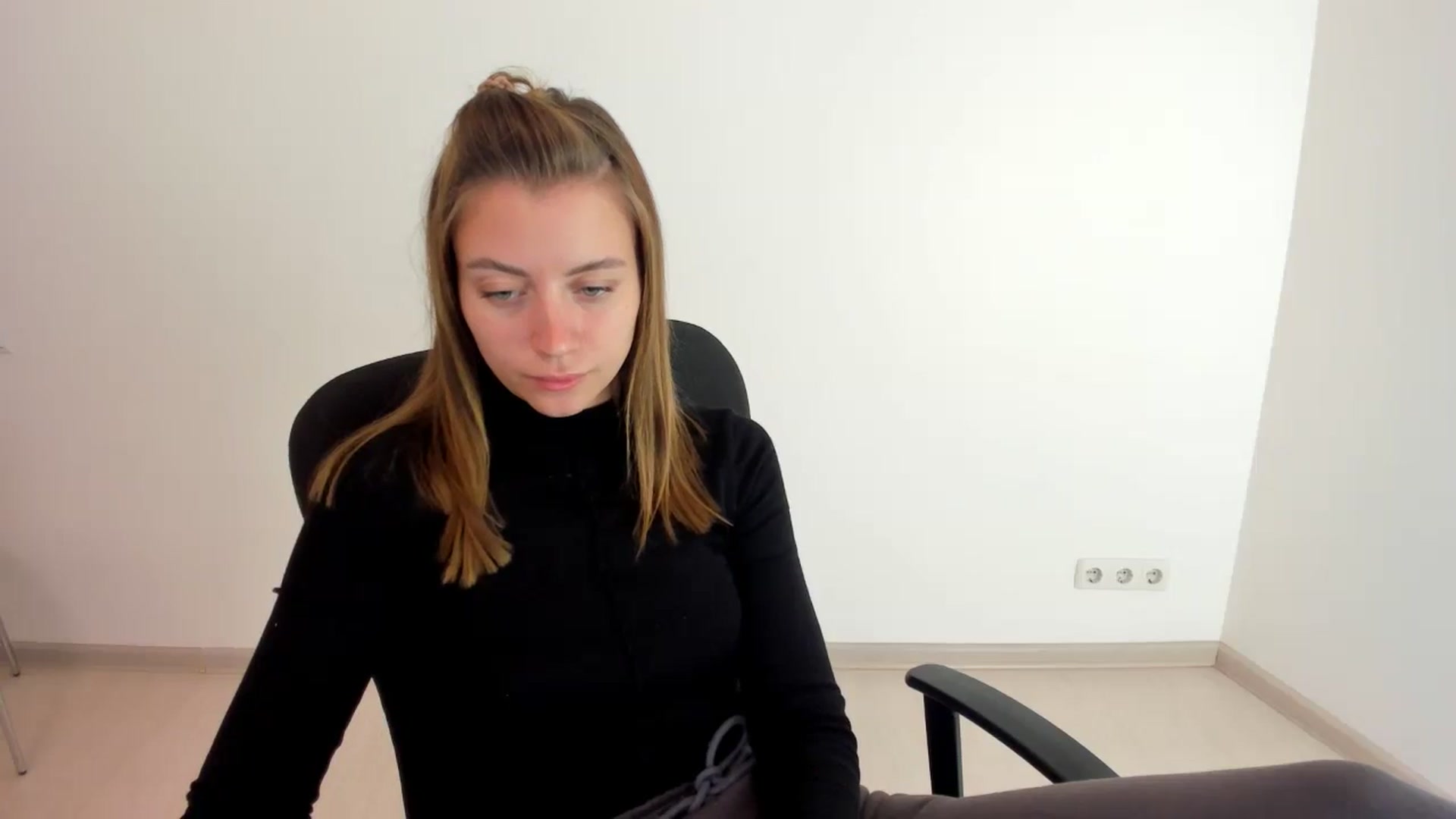 Gallery image thumbnail from Sulfate0's myfreecams stream on, 10/15/2024, 09:07 image 18 of 20