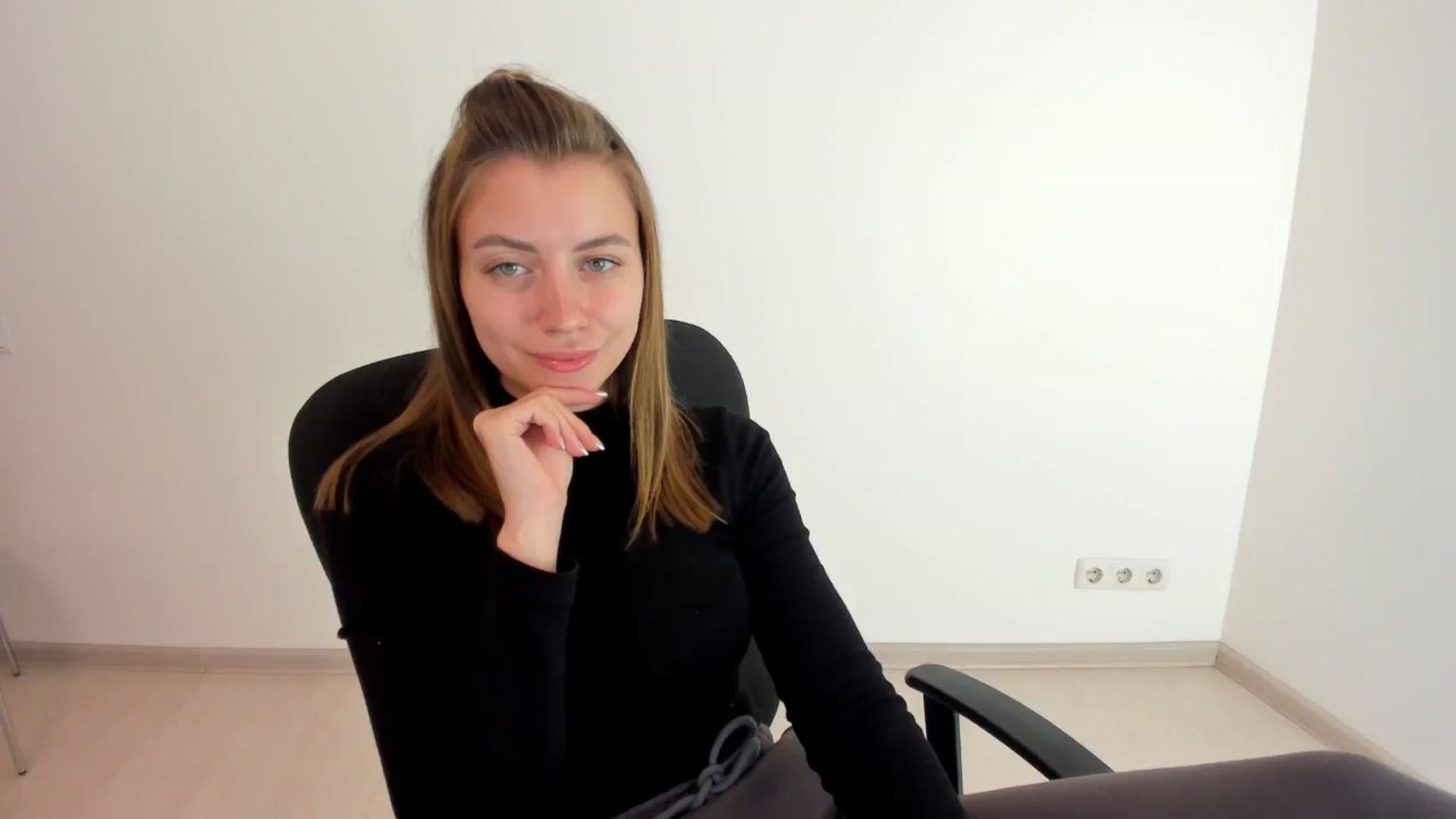 Gallery image thumbnail from Sulfate0's myfreecams stream on, 10/15/2024, 09:07 image 19 of 20