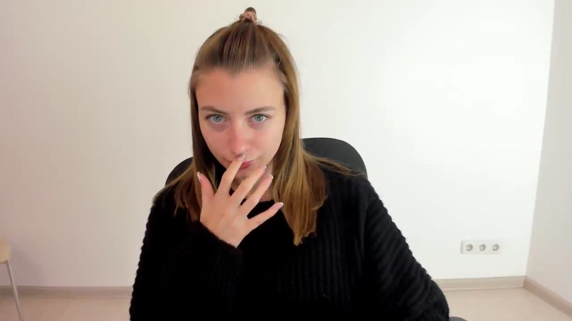 Gallery image thumbnail from Sulfate0's myfreecams stream on, 10/16/2024, 06:59 image 11 of 20