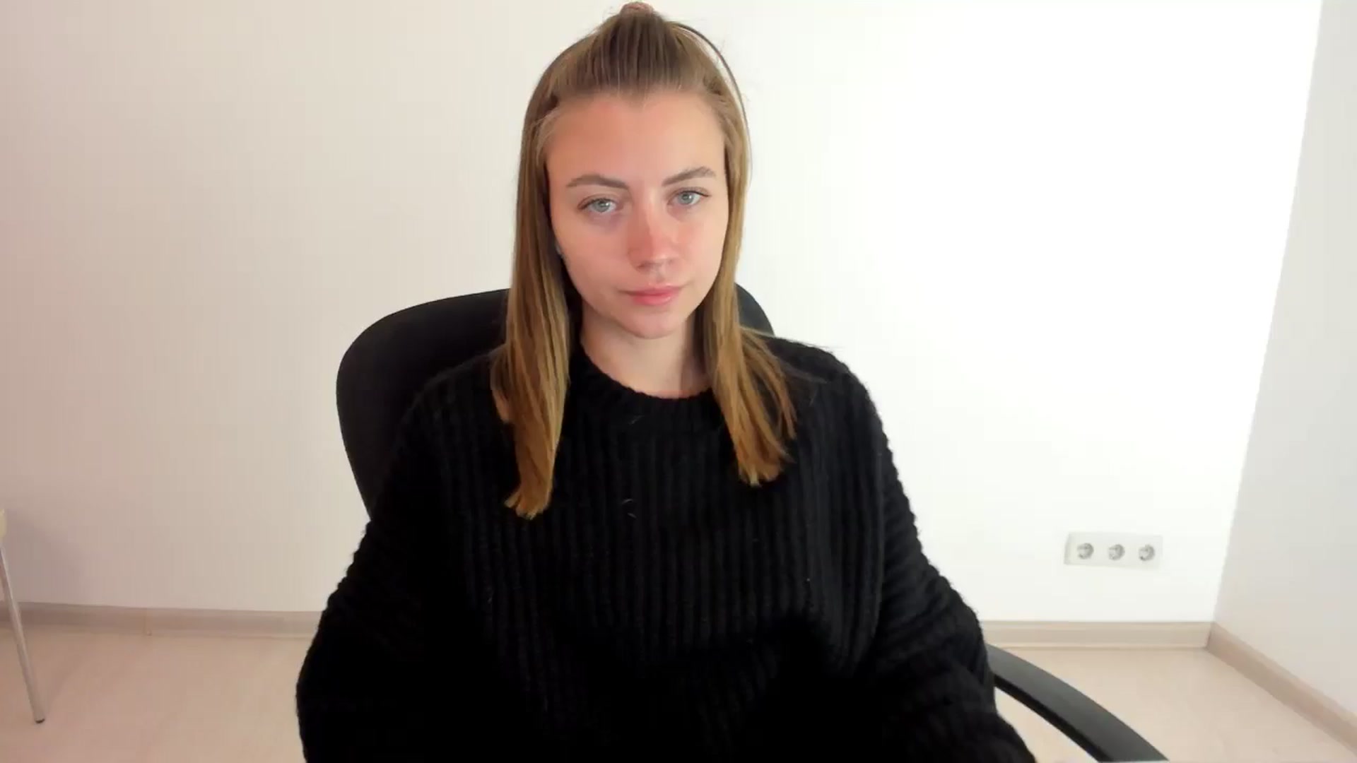 Gallery image thumbnail from Sulfate0's myfreecams stream on, 10/16/2024, 07:35 image 4 of 20