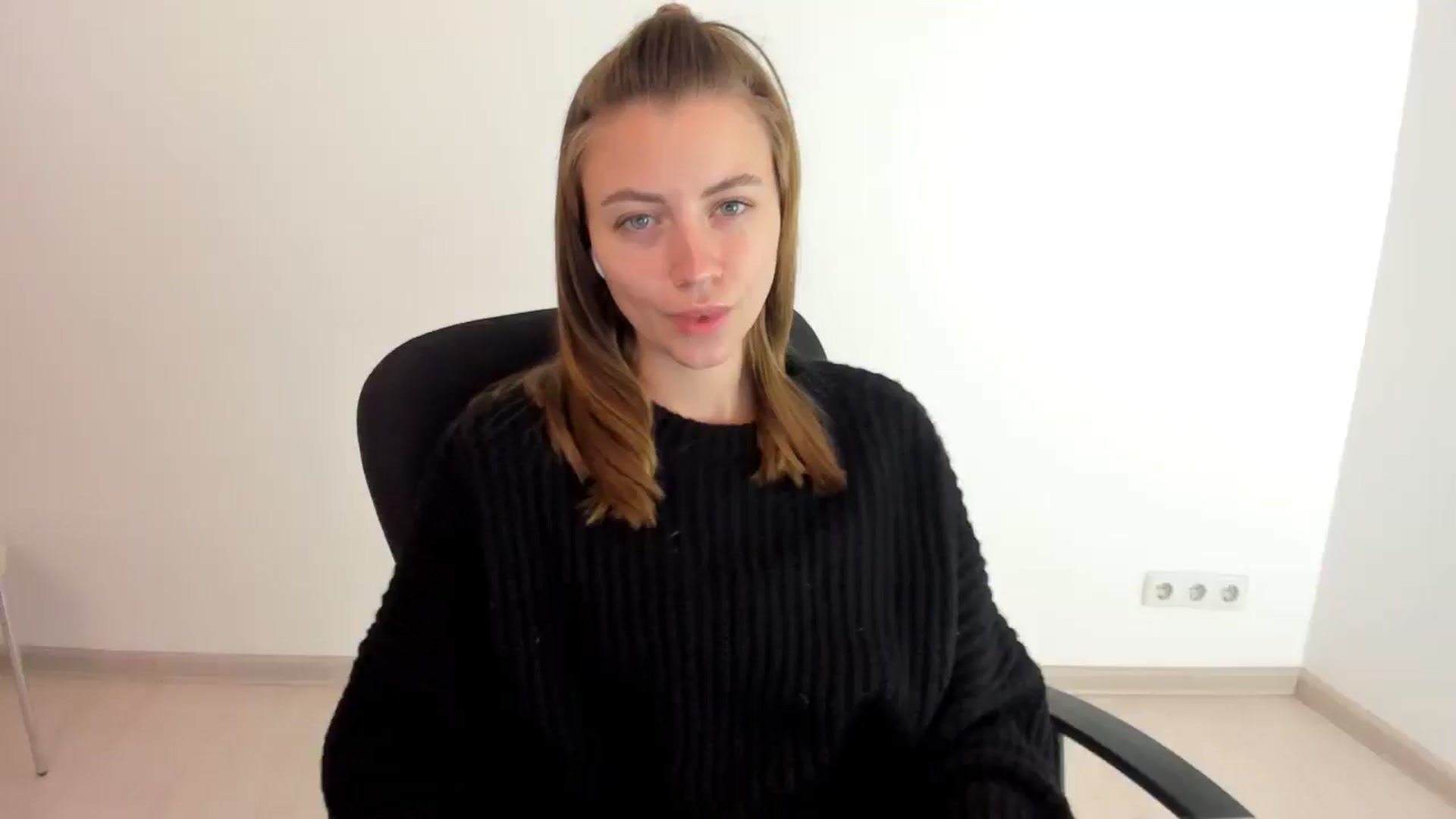 Gallery image thumbnail from Sulfate0's myfreecams stream on, 10/16/2024, 07:35 image 13 of 20