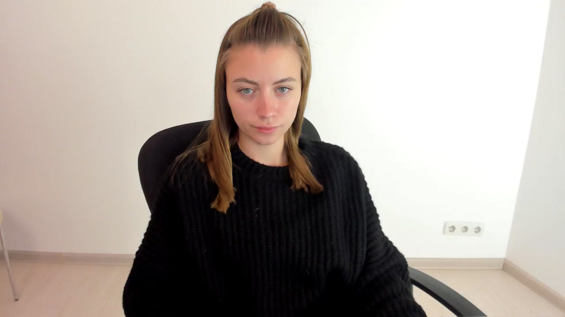 Gallery image thumbnail from Sulfate0's myfreecams stream on, 10/16/2024, 07:35 image 11 of 20