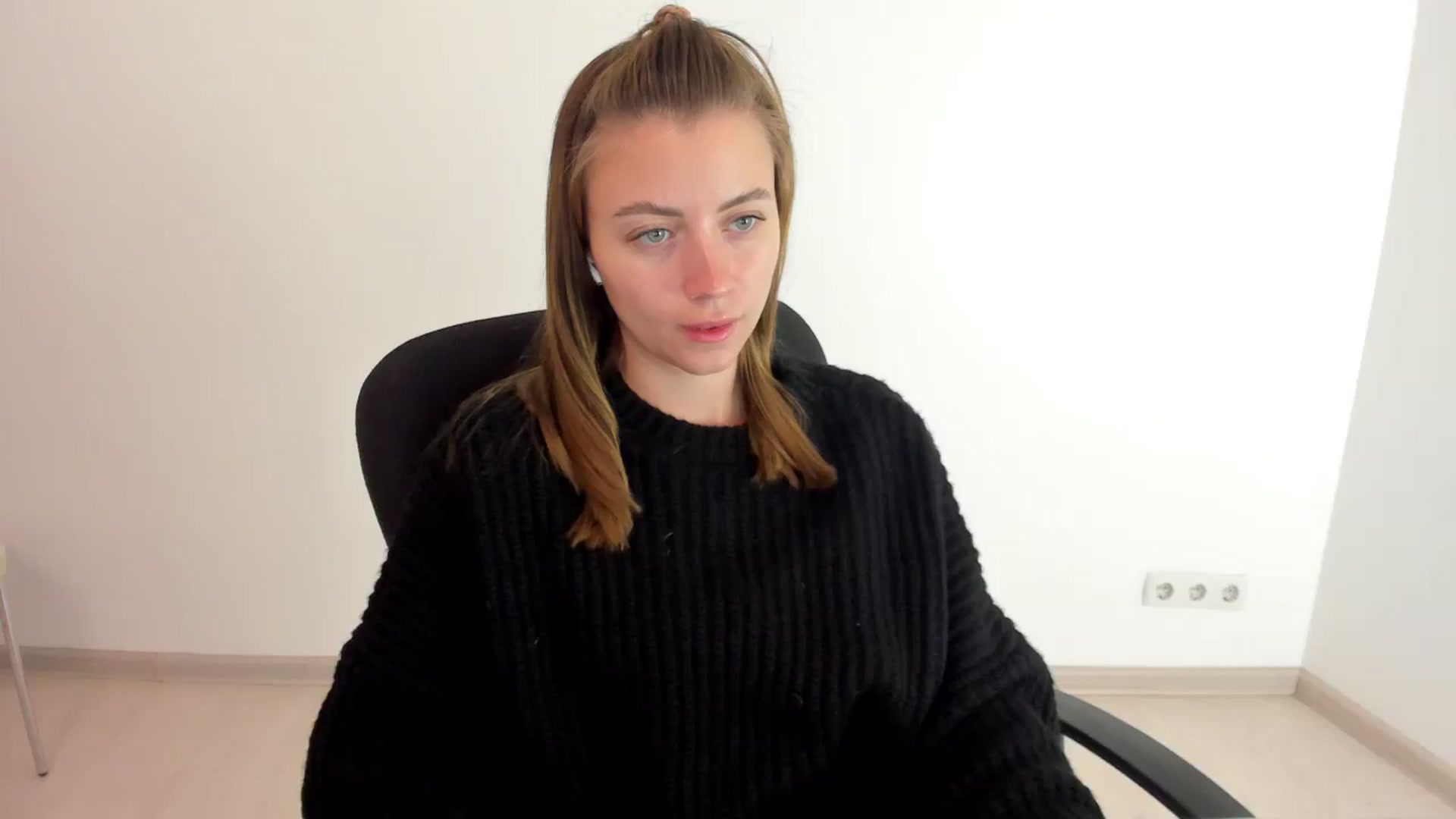 Gallery image thumbnail from Sulfate0's myfreecams stream on, 10/16/2024, 07:35 image 12 of 20