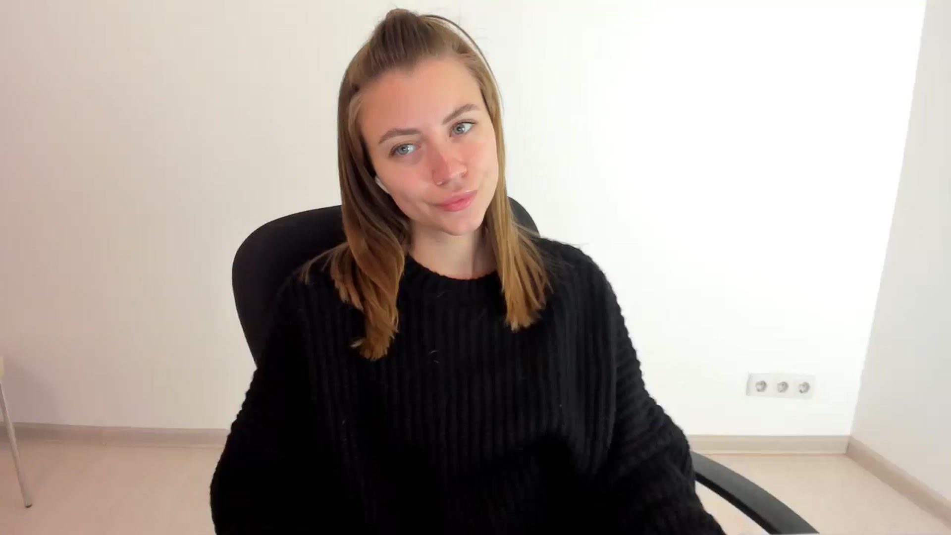 Gallery image thumbnail from Sulfate0's myfreecams stream on, 10/16/2024, 07:35 image 7 of 20
