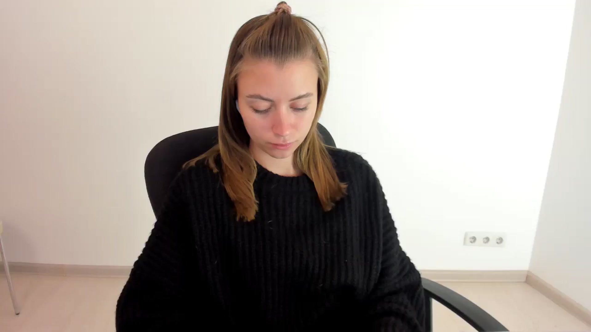Gallery image thumbnail from Sulfate0's myfreecams stream on, 10/16/2024, 07:35 image 9 of 20
