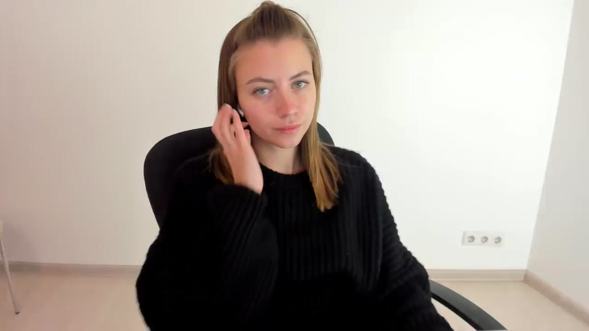Gallery image thumbnail from Sulfate0's myfreecams stream on, 10/16/2024, 07:35 image 6 of 20