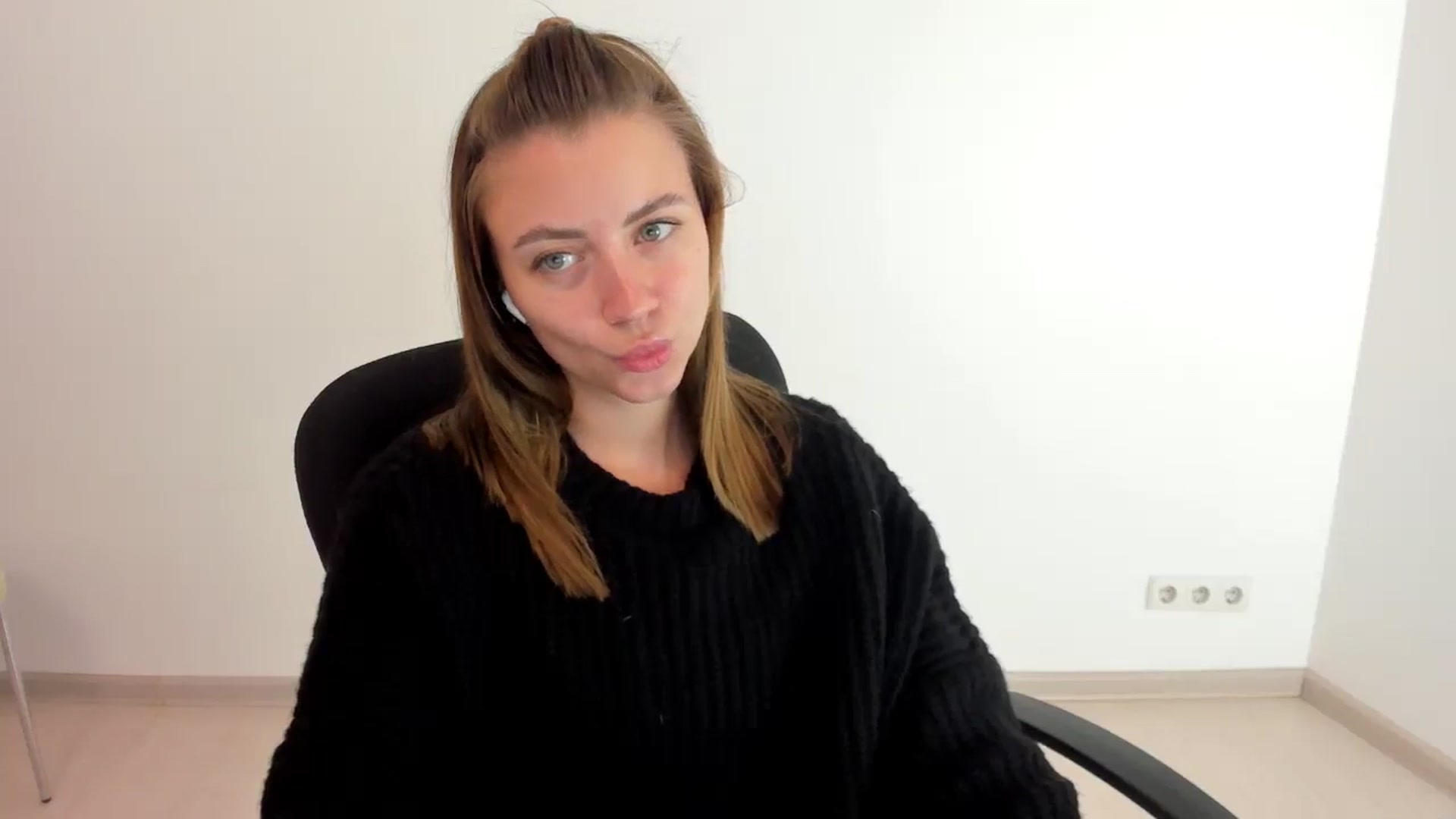 Gallery image thumbnail from Sulfate0's myfreecams stream on, 10/16/2024, 08:30 image 9 of 20