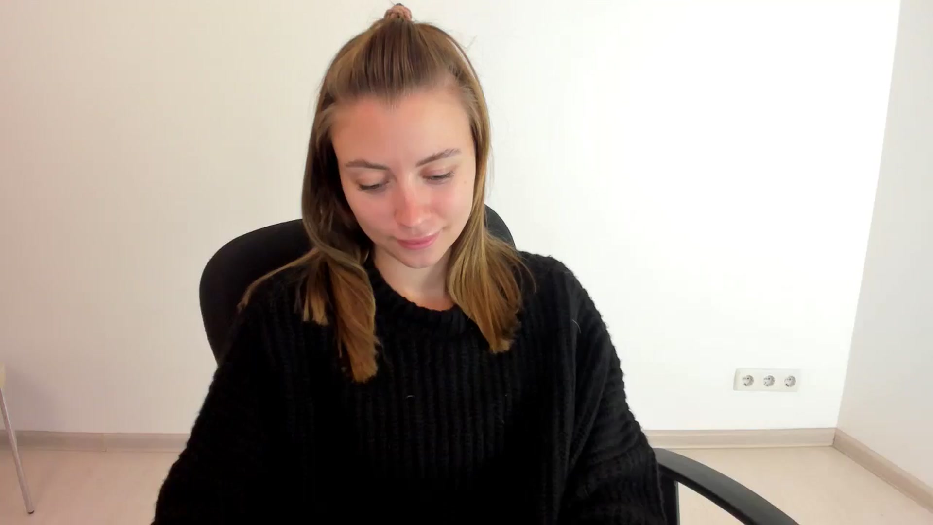 Gallery image thumbnail from Sulfate0's myfreecams stream on, 10/16/2024, 08:30 image 3 of 20