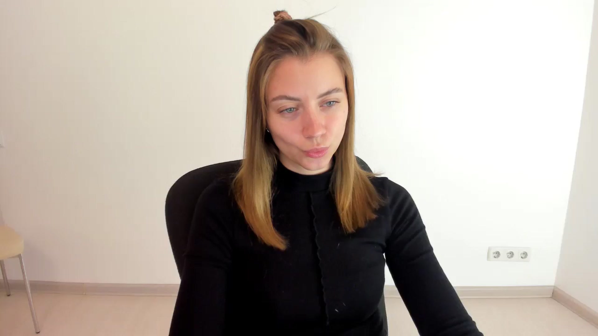 Gallery image thumbnail from Sulfate0's myfreecams stream on, 10/17/2024, 07:16 image 13 of 20