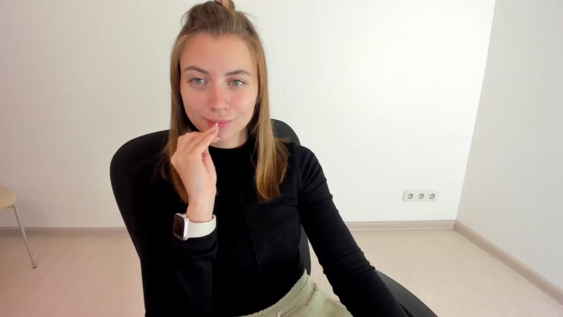 Gallery image thumbnail from Sulfate0's myfreecams stream on, 10/17/2024, 10:15 image 9 of 20