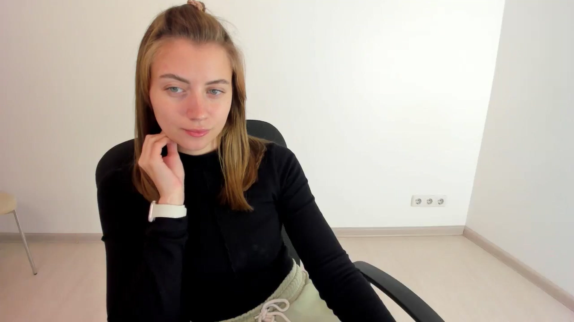 Gallery image thumbnail from Sulfate0's myfreecams stream on, 10/17/2024, 10:15 image 18 of 20