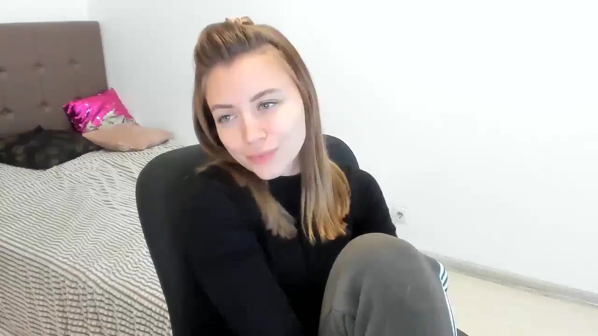 Gallery image thumbnail from Sulfate0's myfreecams stream on, 10/18/2024, 08:39 image 7 of 20