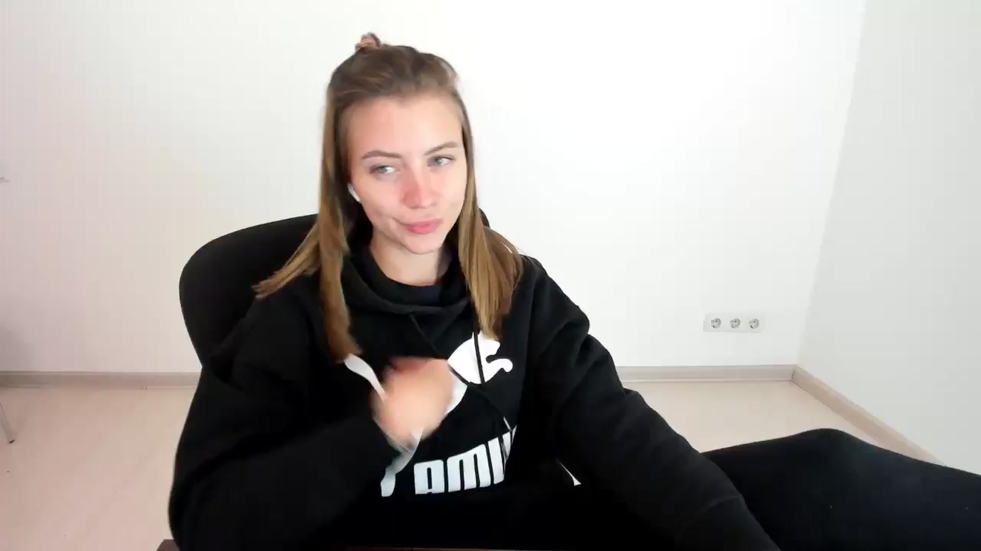 Gallery image thumbnail from Sulfate0's myfreecams stream on, 10/20/2024, 09:50 image 6 of 20