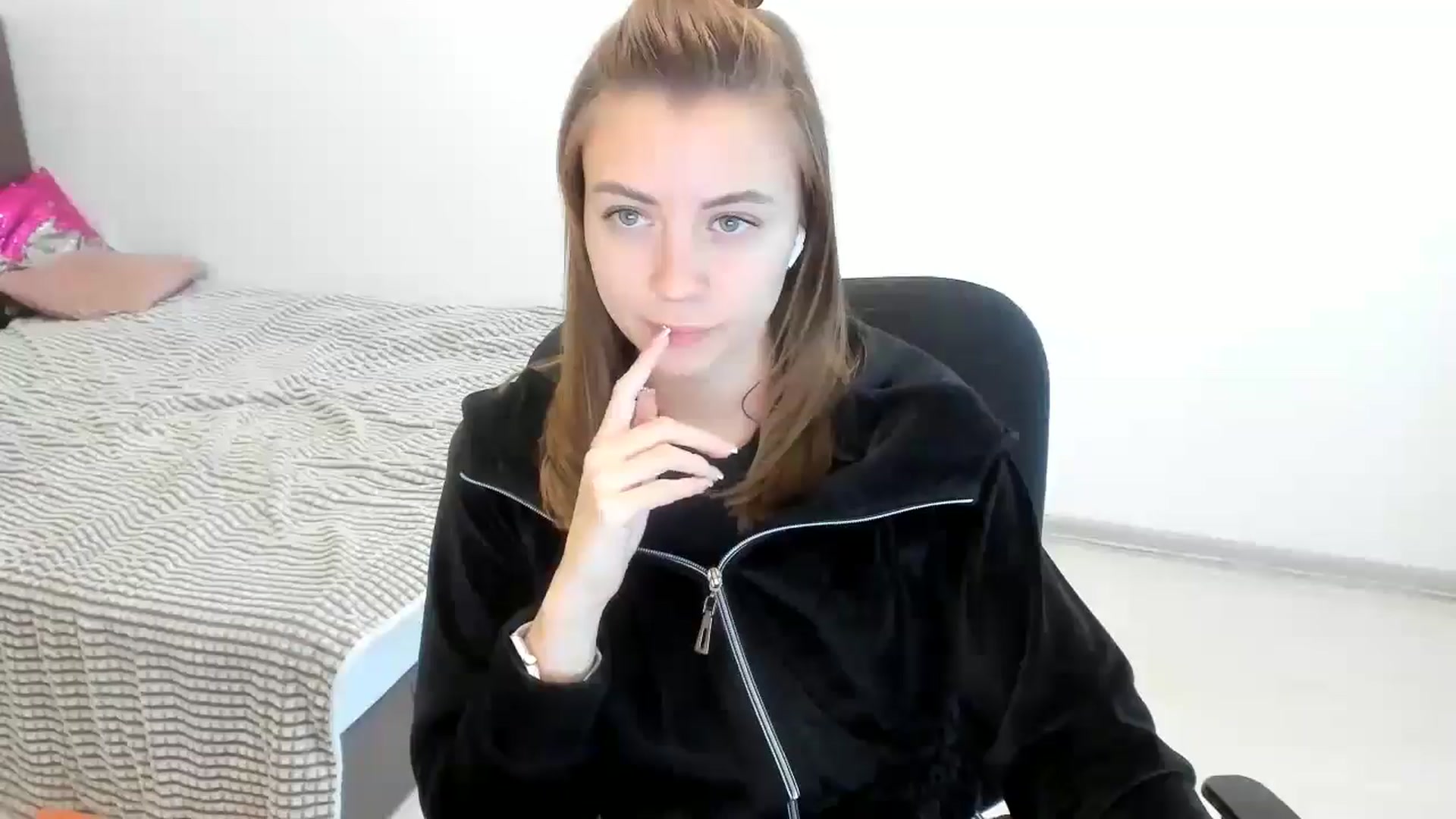 Gallery image thumbnail from Sulfate0's myfreecams stream on, 10/21/2024, 08:31 image 13 of 20