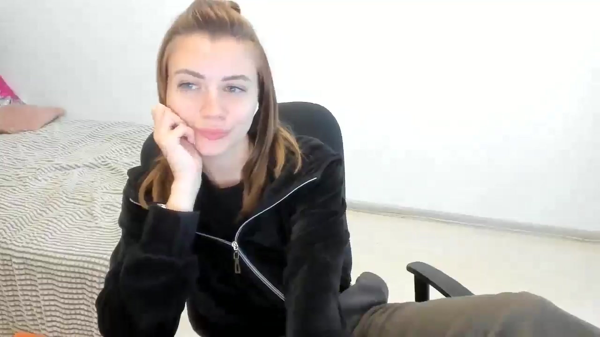 Gallery image thumbnail from Sulfate0's myfreecams stream on, 10/21/2024, 08:31 image 8 of 20