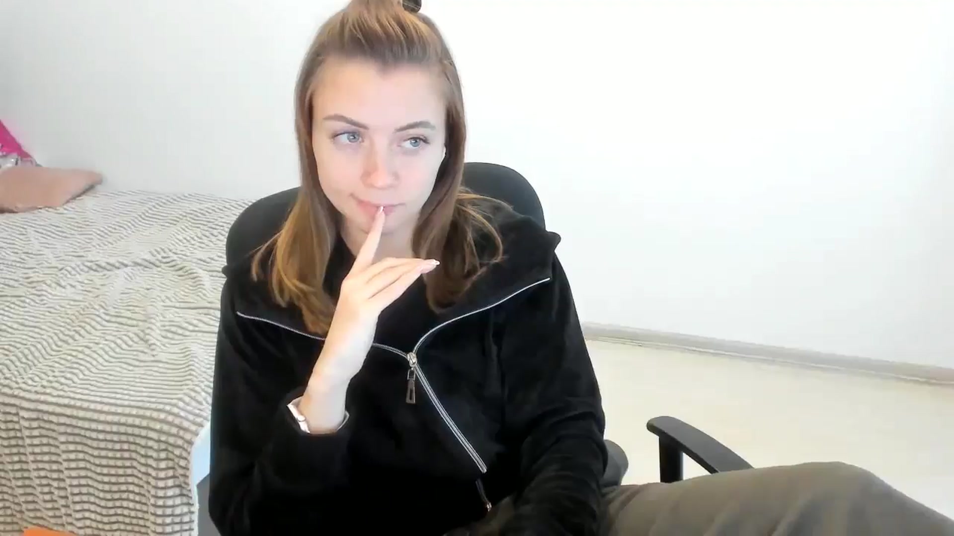 Gallery image thumbnail from Sulfate0's myfreecams stream on, 10/21/2024, 08:31 image 6 of 20