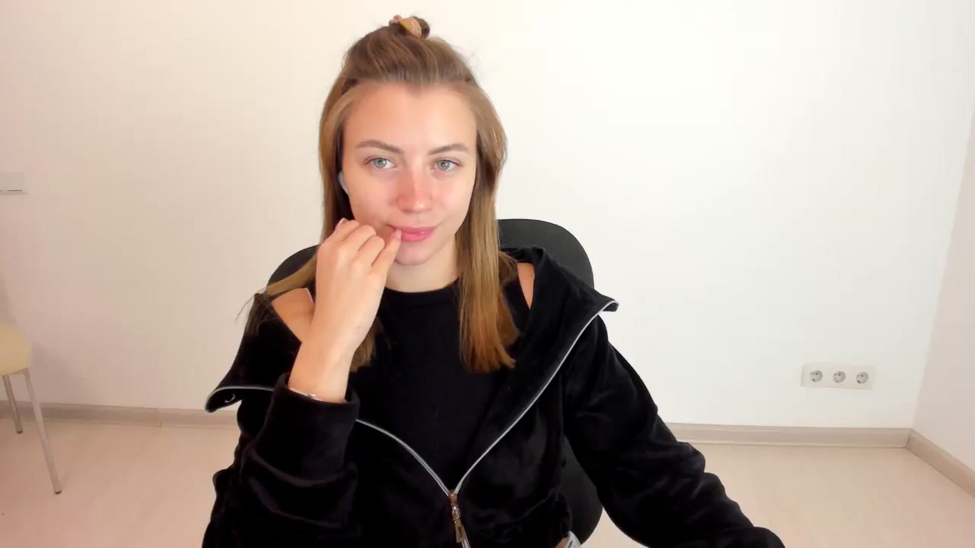 Gallery image thumbnail from Sulfate0's myfreecams stream on, 10/22/2024, 07:30 image 11 of 20