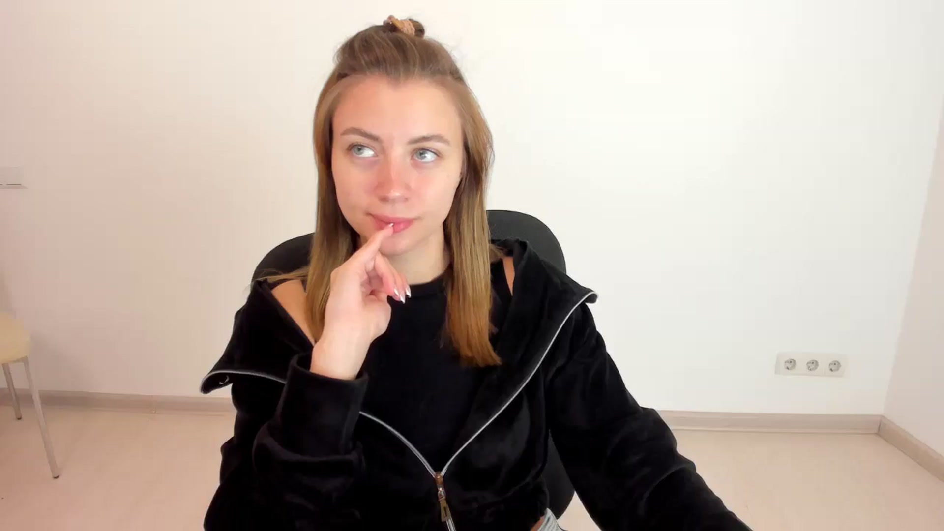 Gallery image thumbnail from Sulfate0's myfreecams stream on, 10/22/2024, 07:30 image 13 of 20