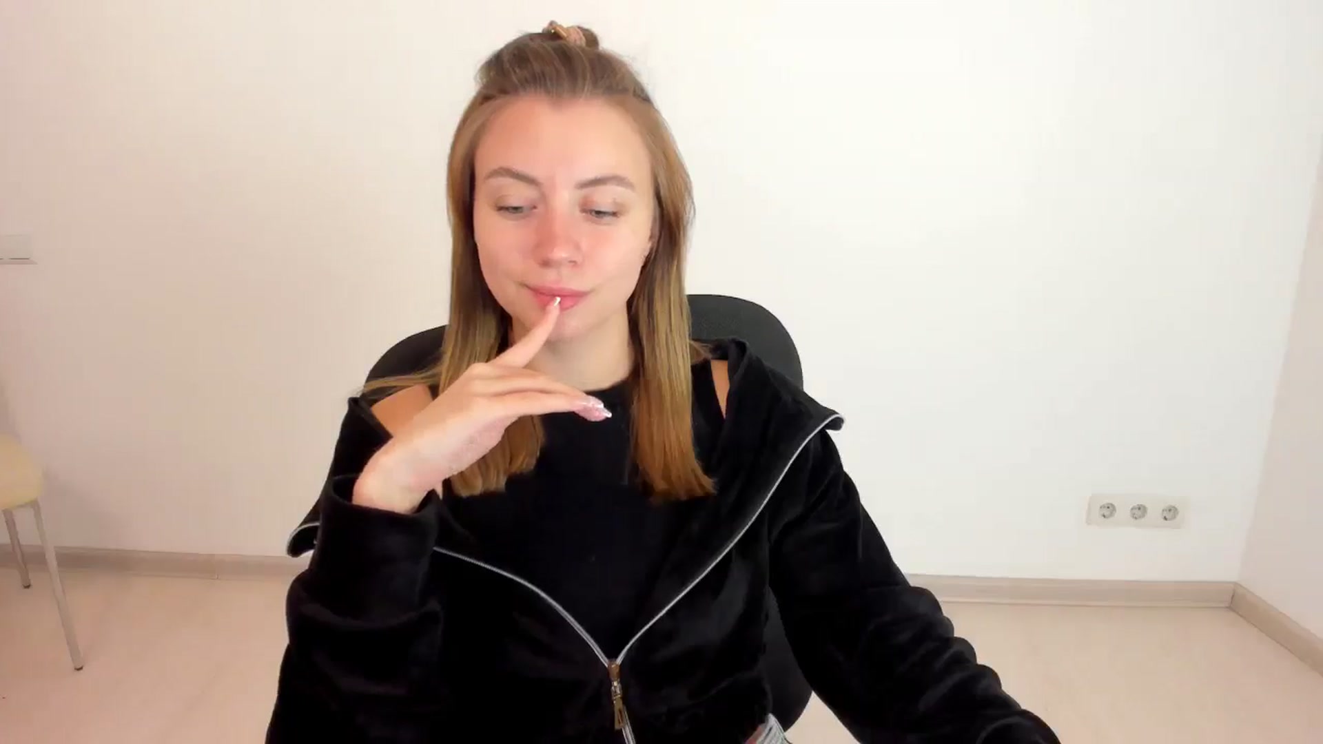 Gallery image thumbnail from Sulfate0's myfreecams stream on, 10/22/2024, 07:30 image 12 of 20