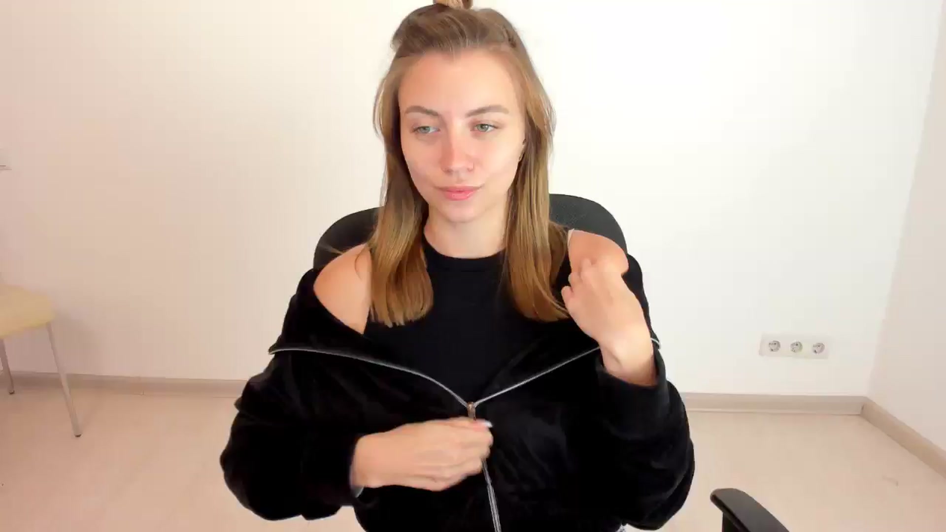 Gallery image thumbnail from Sulfate0's myfreecams stream on, 10/22/2024, 08:37 image 2 of 20