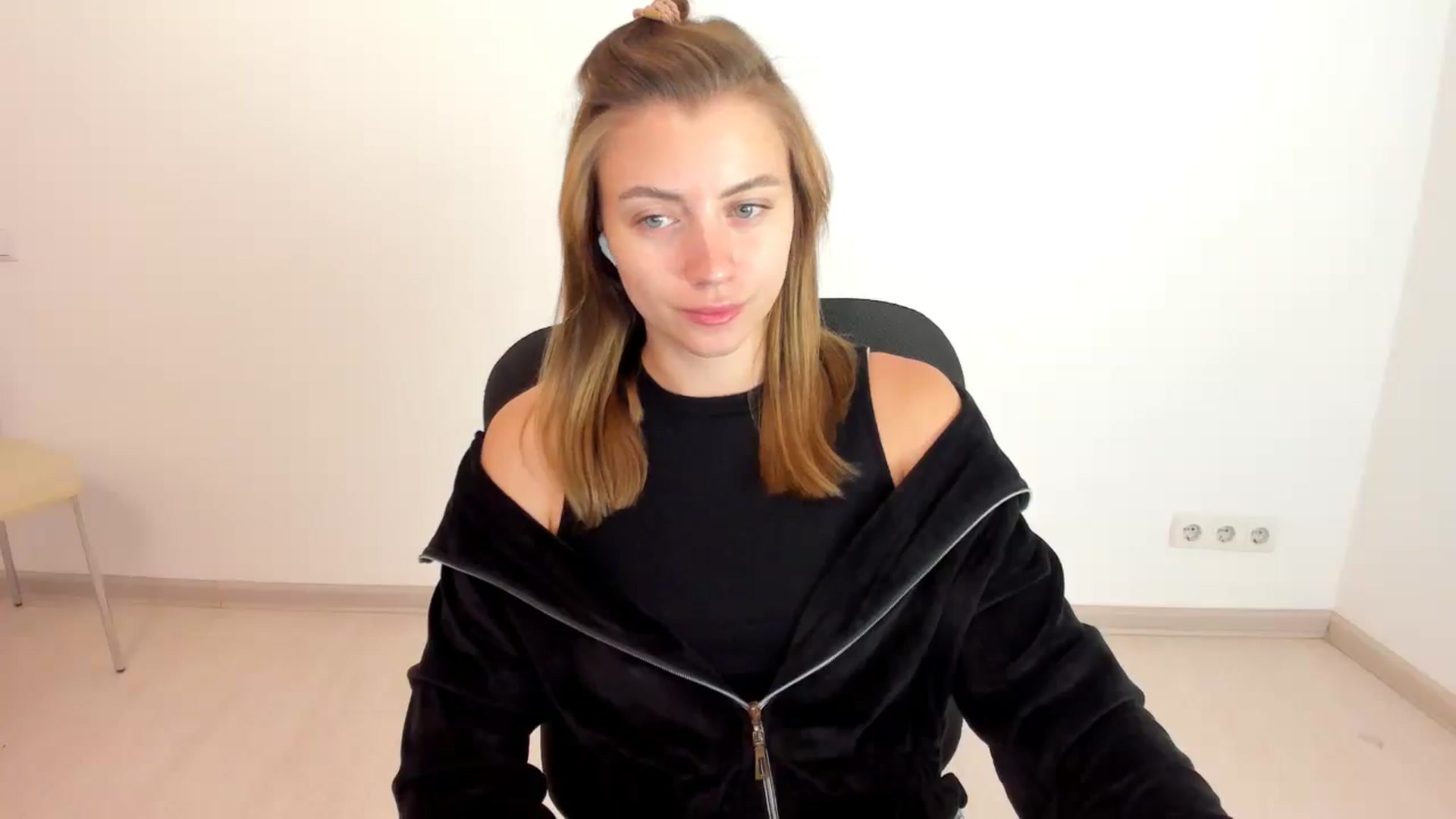 Gallery image thumbnail from Sulfate0's myfreecams stream on, 10/22/2024, 08:37 image 7 of 20
