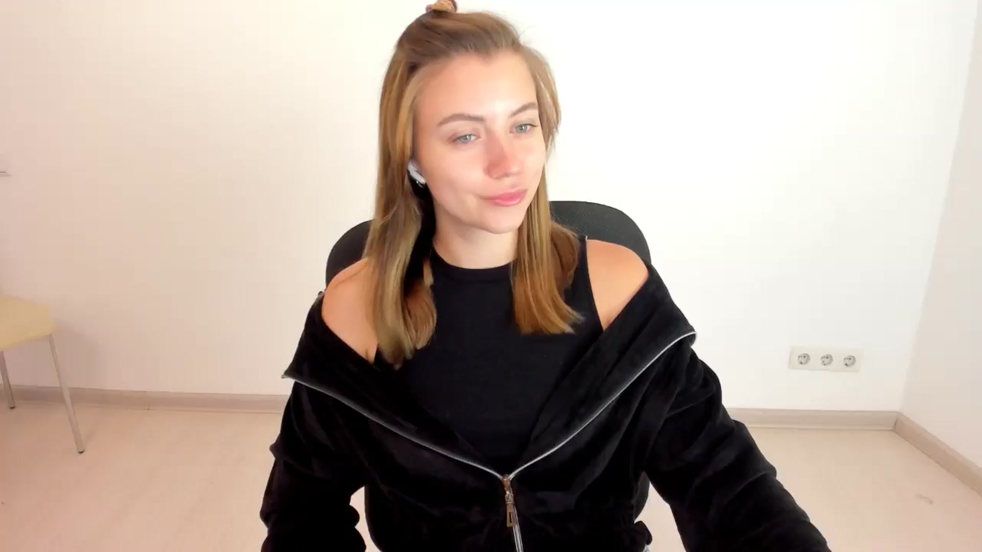 Gallery image thumbnail from Sulfate0's myfreecams stream on, 10/22/2024, 08:37 image 6 of 20