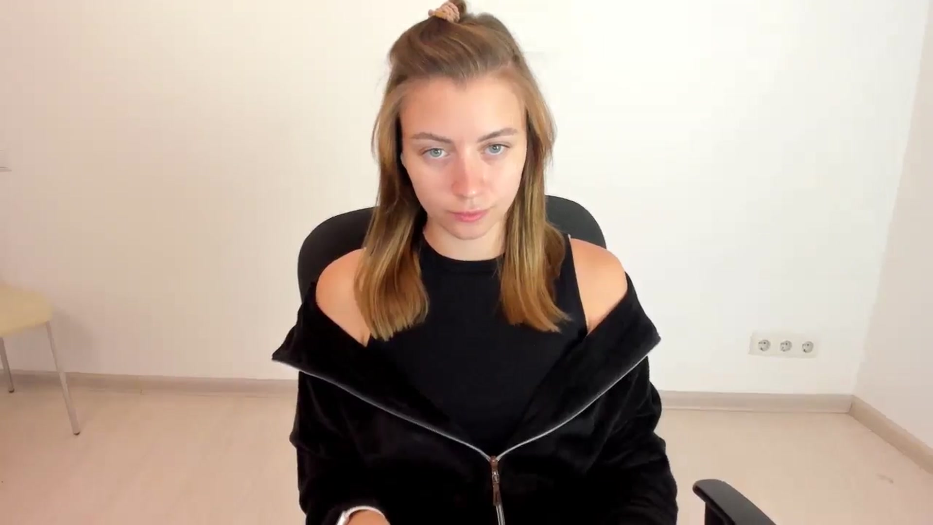 Gallery image thumbnail from Sulfate0's myfreecams stream on, 10/22/2024, 08:37 image 12 of 20