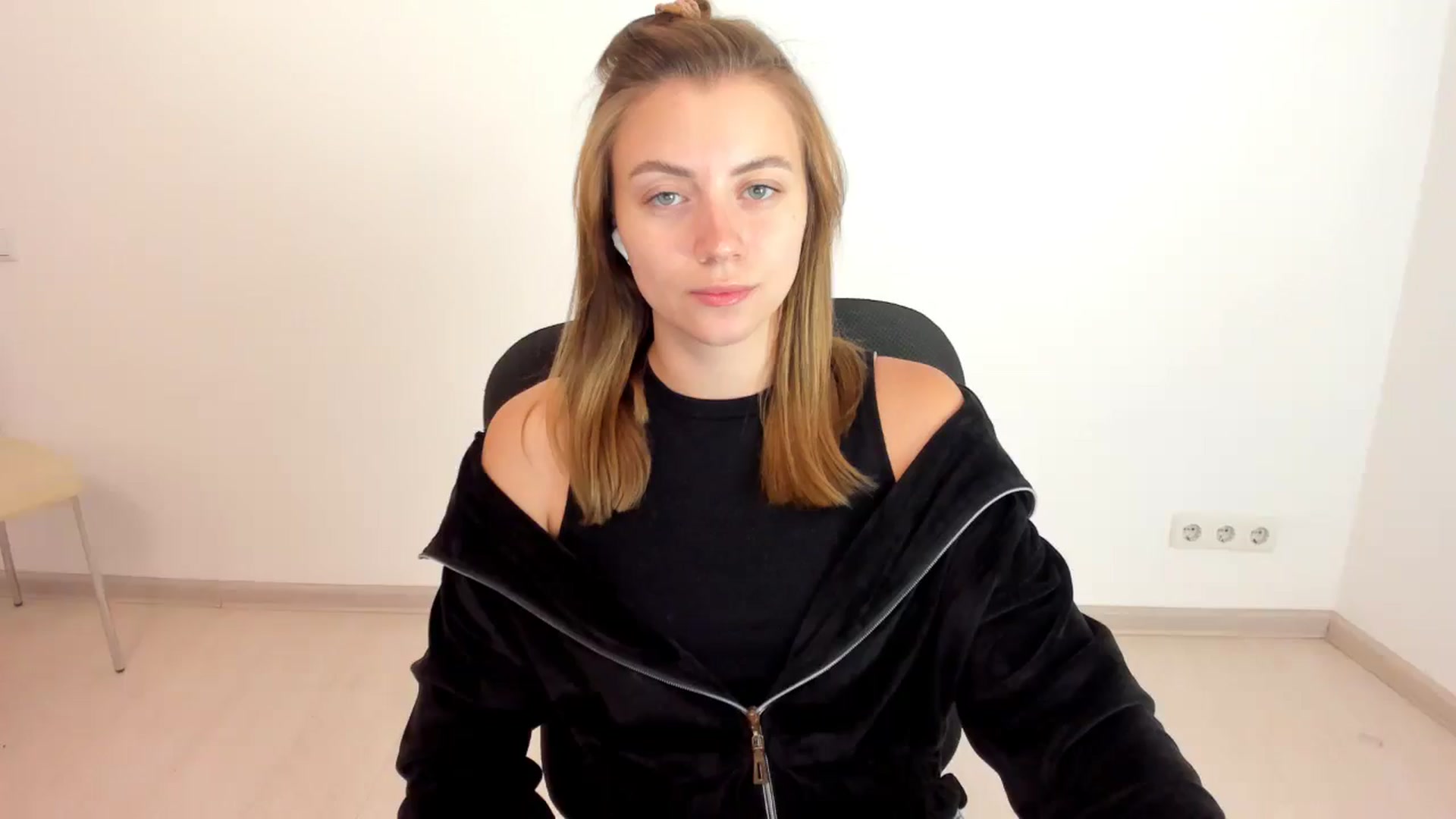 Gallery image thumbnail from Sulfate0's myfreecams stream on, 10/22/2024, 08:37 image 5 of 20