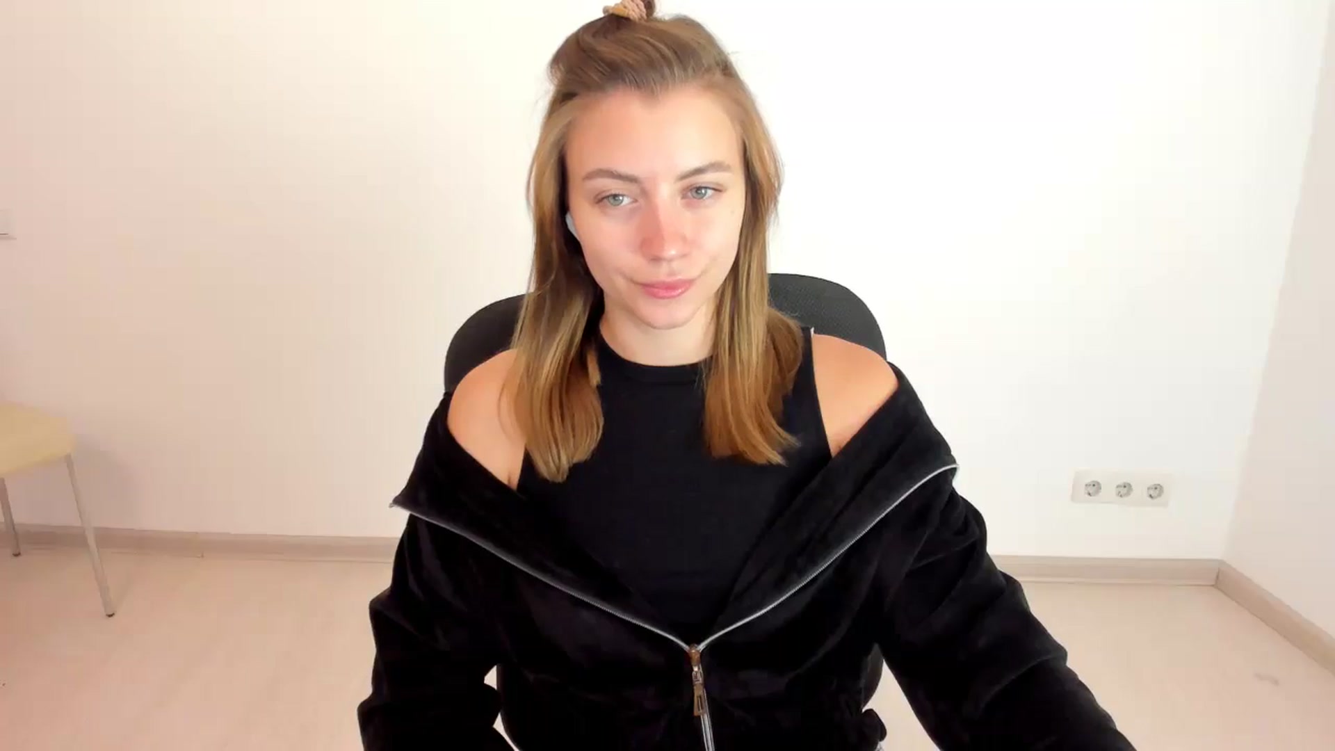 Gallery image thumbnail from Sulfate0's myfreecams stream on, 10/22/2024, 08:37 image 10 of 20